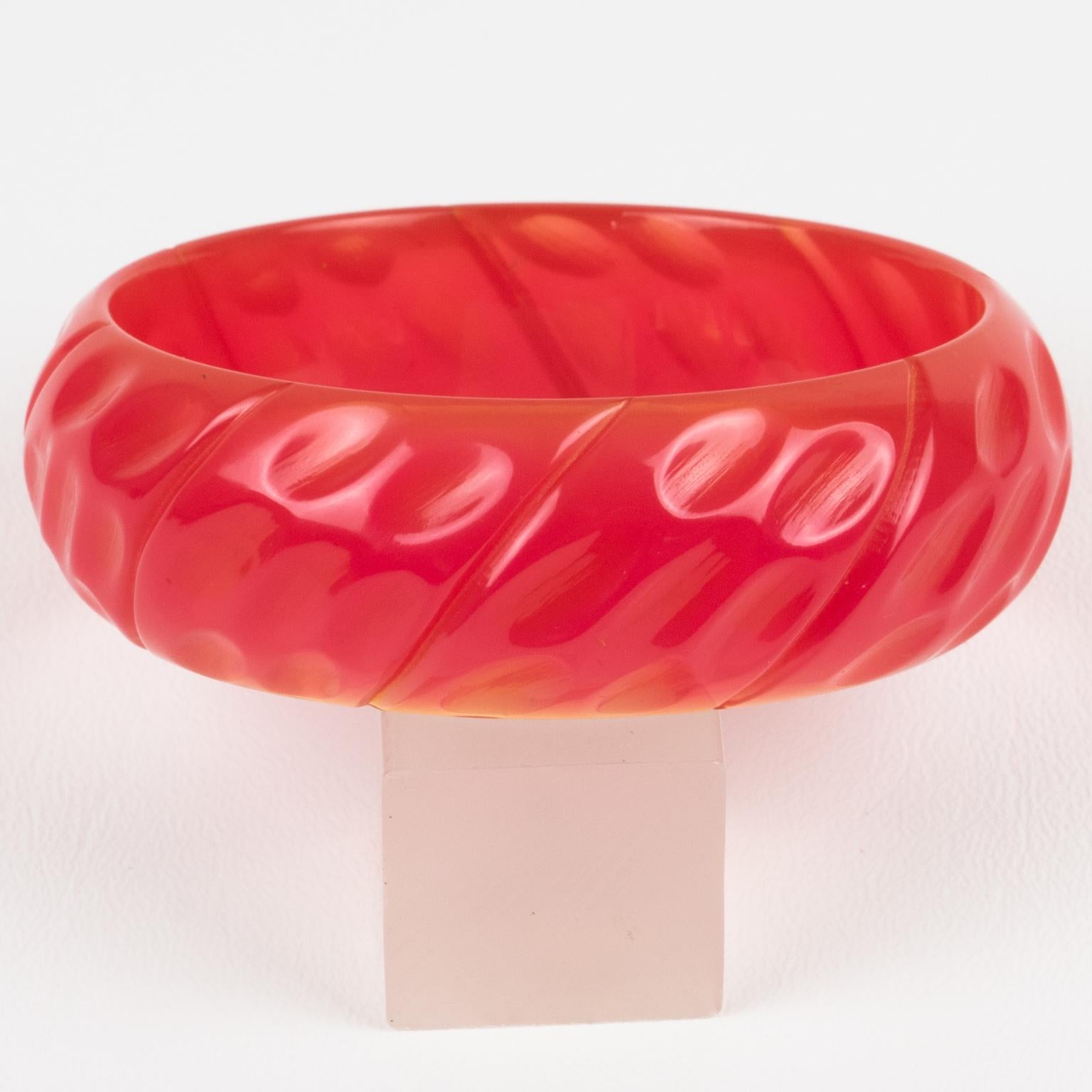 Art déco Bracelet jonc rose avec sculpture géométrique en vente