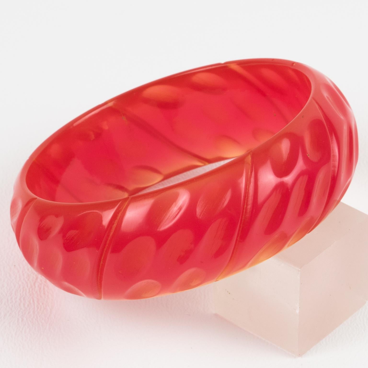 Bracelet jonc rose avec sculpture géométrique Unisexe en vente