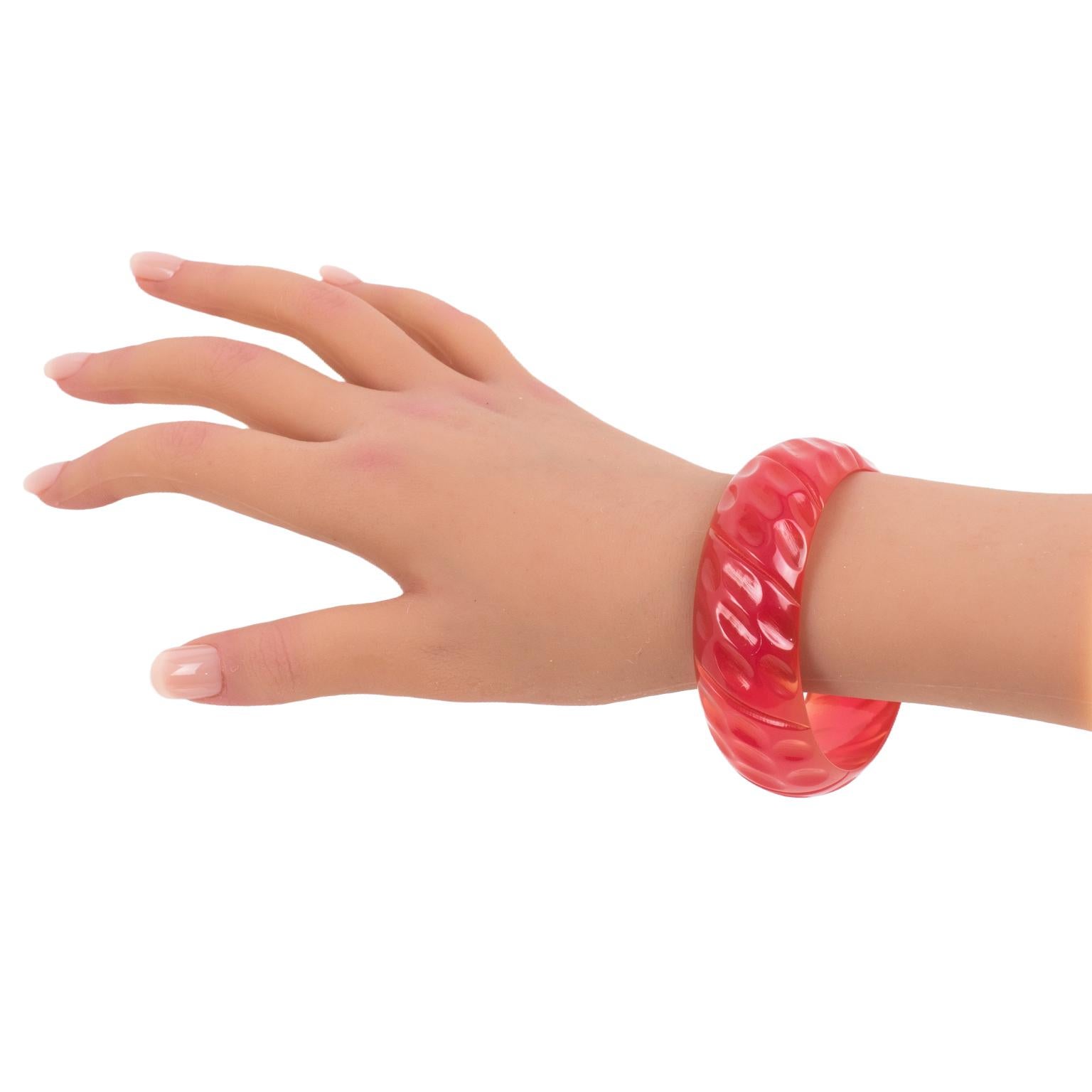 Bracelet jonc rose avec sculpture géométrique en vente 3