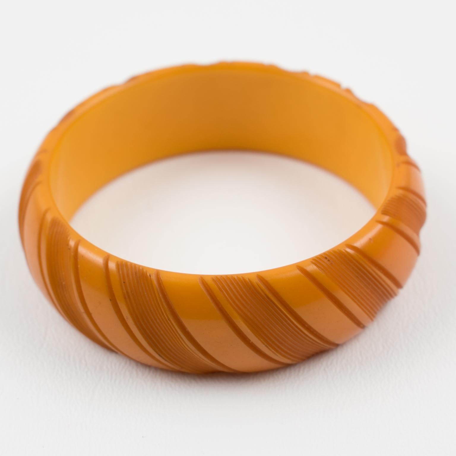 Bracelet jonc Butterscotch sculpté en bakélite Unisexe en vente