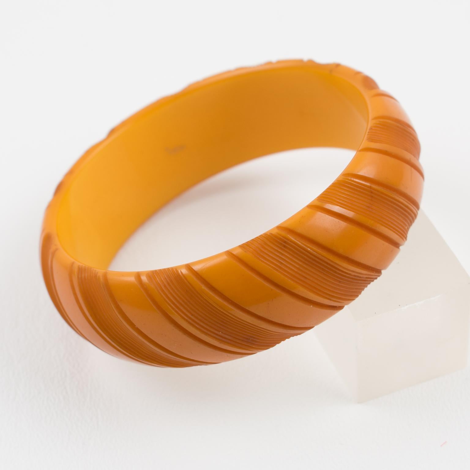 Bracelet jonc Butterscotch sculpté en bakélite en vente 1