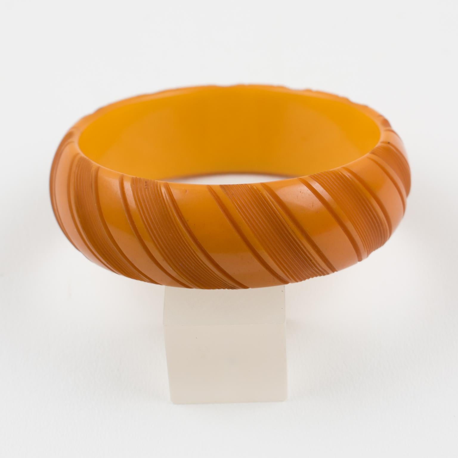 Bracelet jonc Butterscotch sculpté en bakélite en vente 2