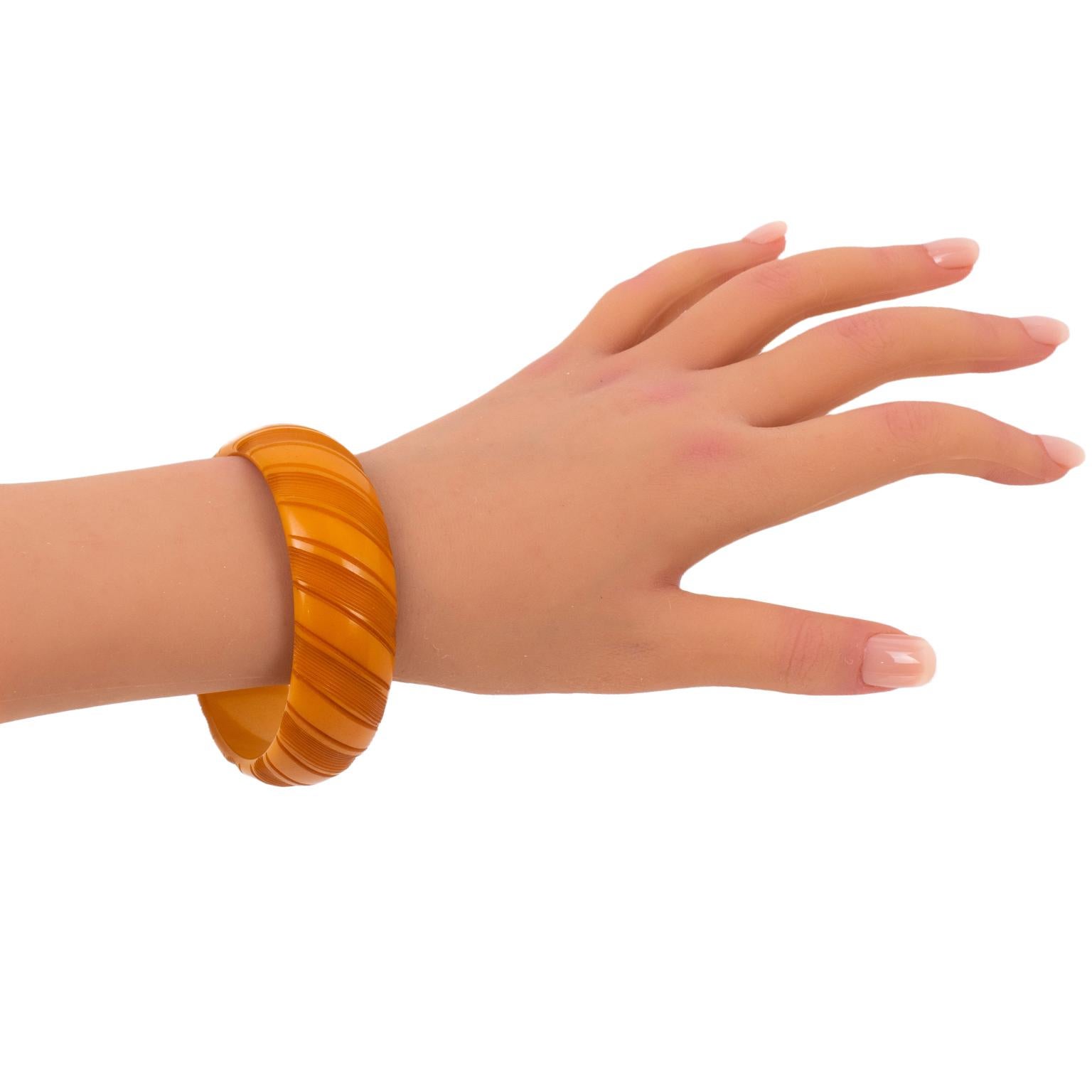 Bracciale Bangle in bachelite intagliato a forma di caramella di burro in vendita 2