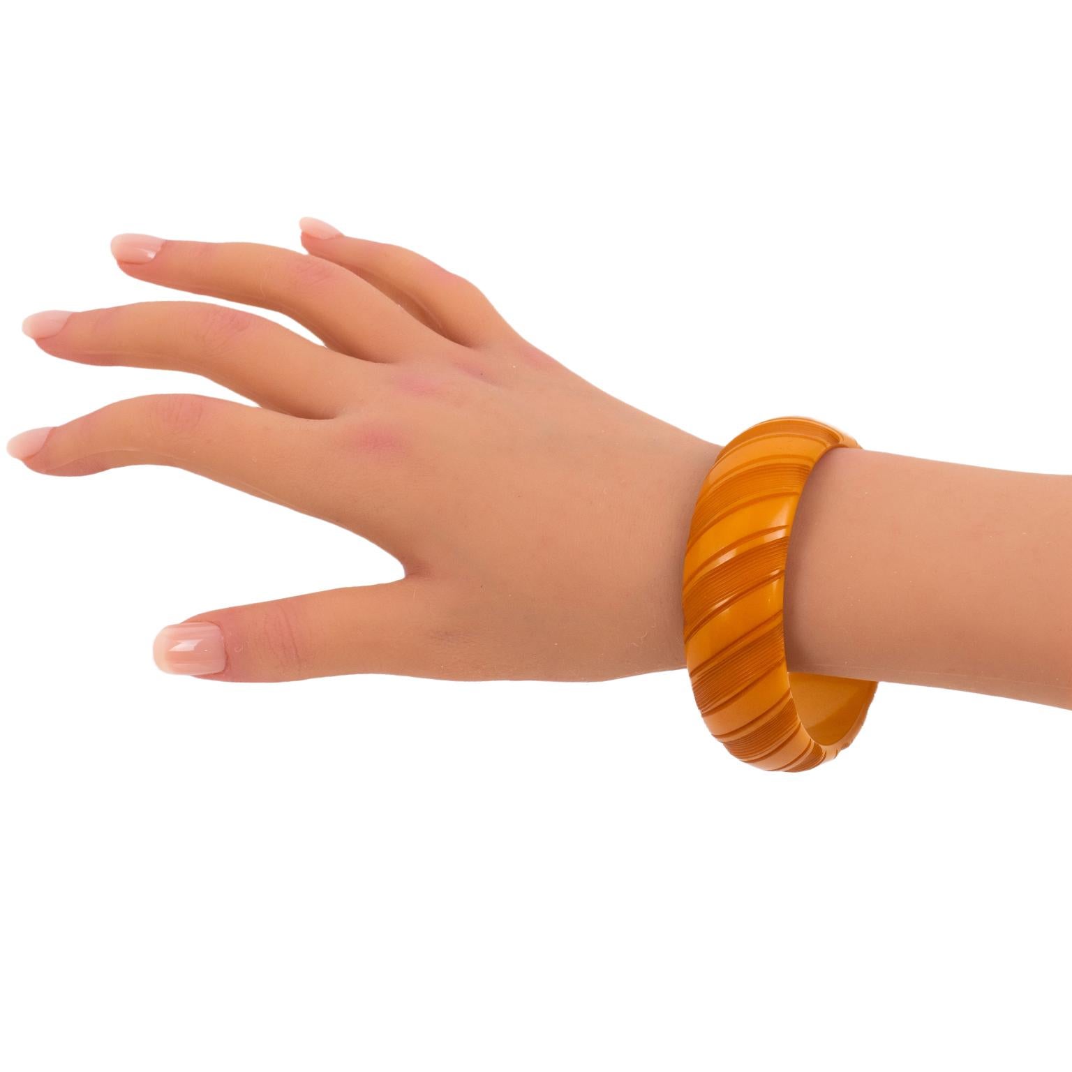 Bracelet jonc Butterscotch sculpté en bakélite en vente 3
