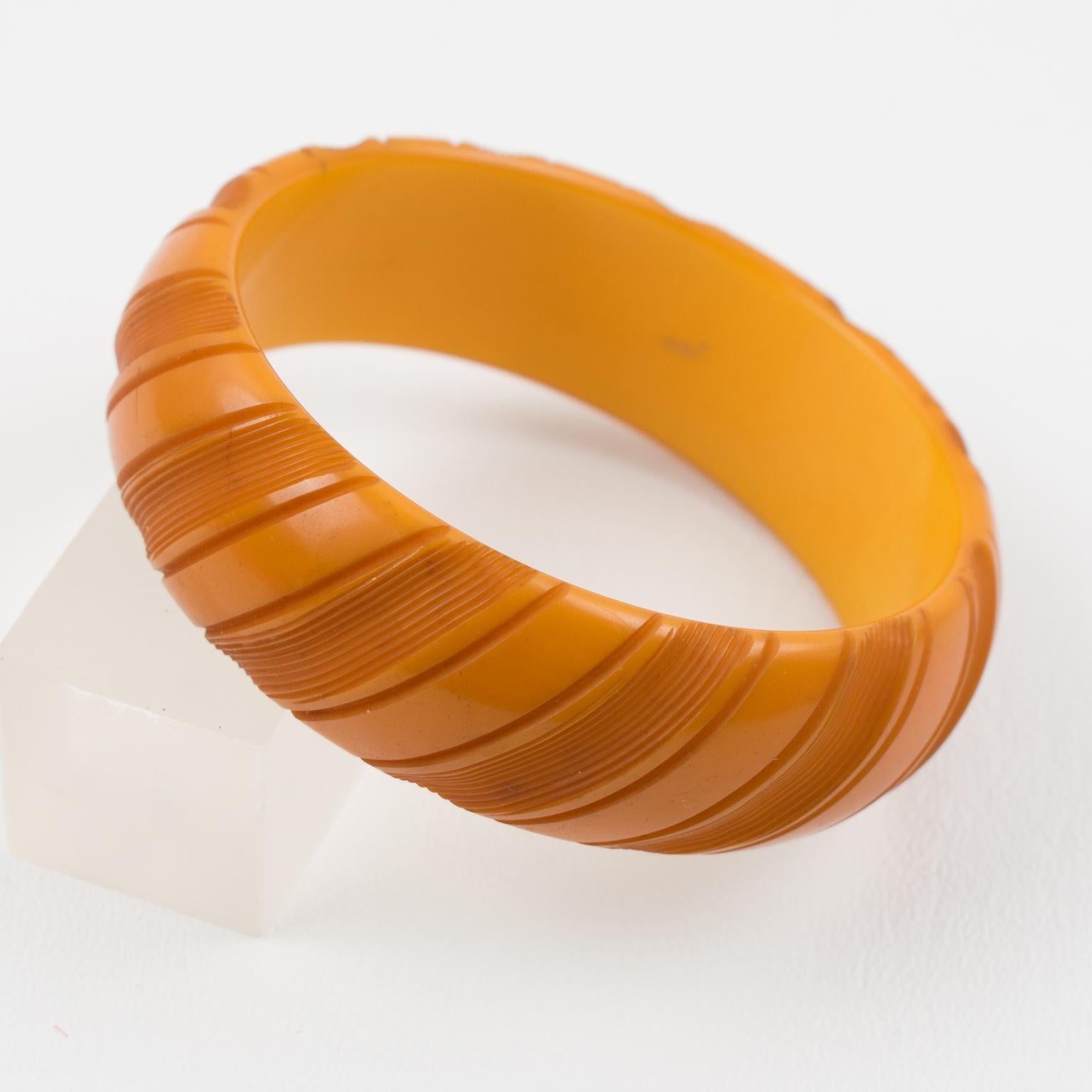 Bracciale Bangle in bachelite intagliato a forma di caramella di burro in vendita 3