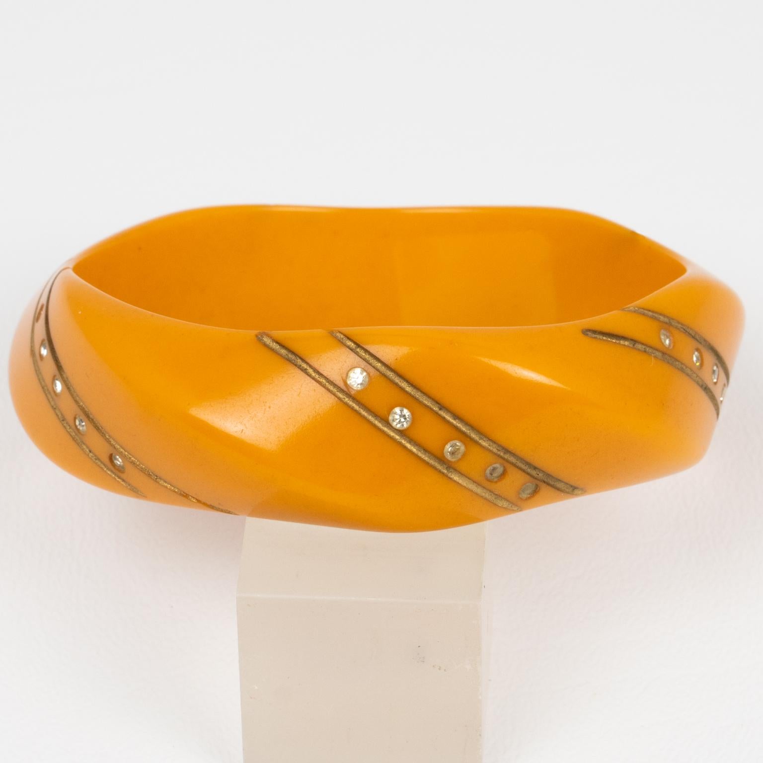 Art Déco Braccialetto Bangle in bachelite intagliato con strass in vendita
