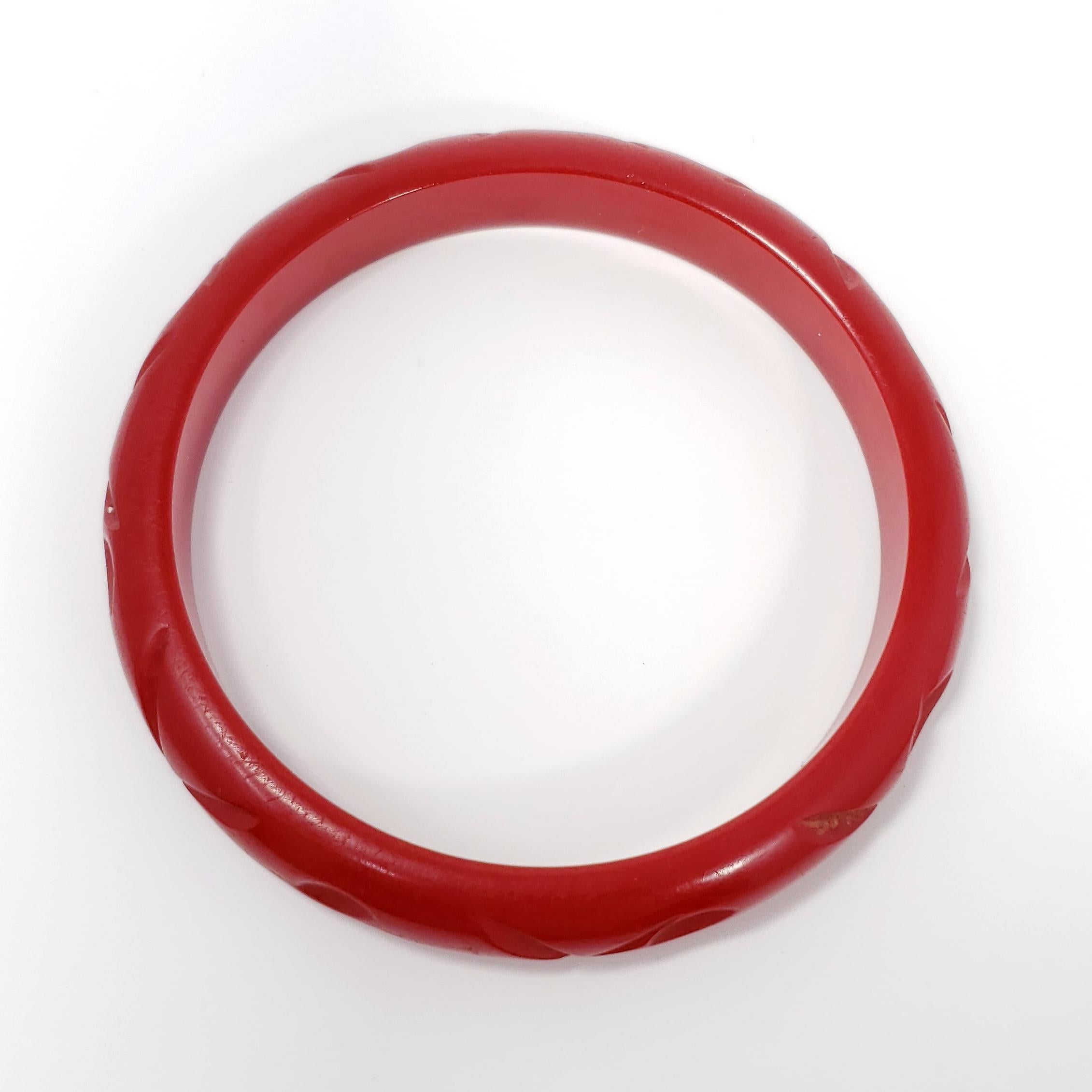 Bracelet jonc sculpté vintage rouge cerise et ambre Bon état - En vente à Milford, DE
