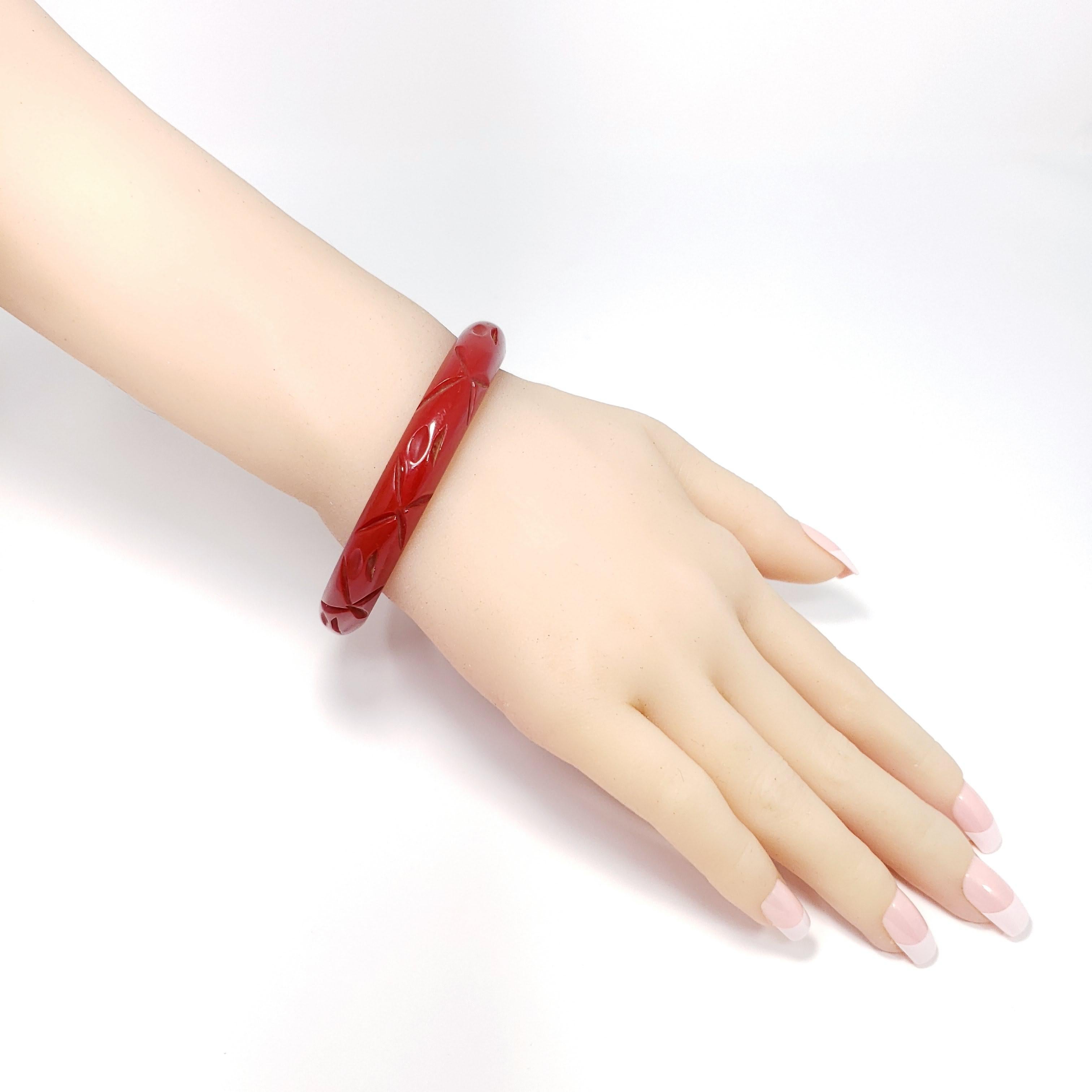Bracelet jonc sculpté vintage rouge cerise et ambre Unisexe en vente