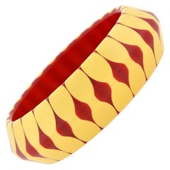 Bracelet en bakélite rouge cerise et maïs crémeux avec motif "nœud papillon"