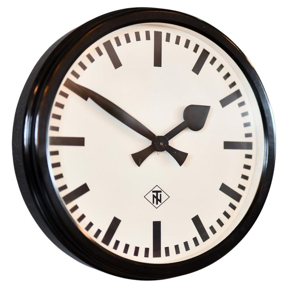 Bakelit-Uhr von TN Circa 1940er Jahre im Angebot