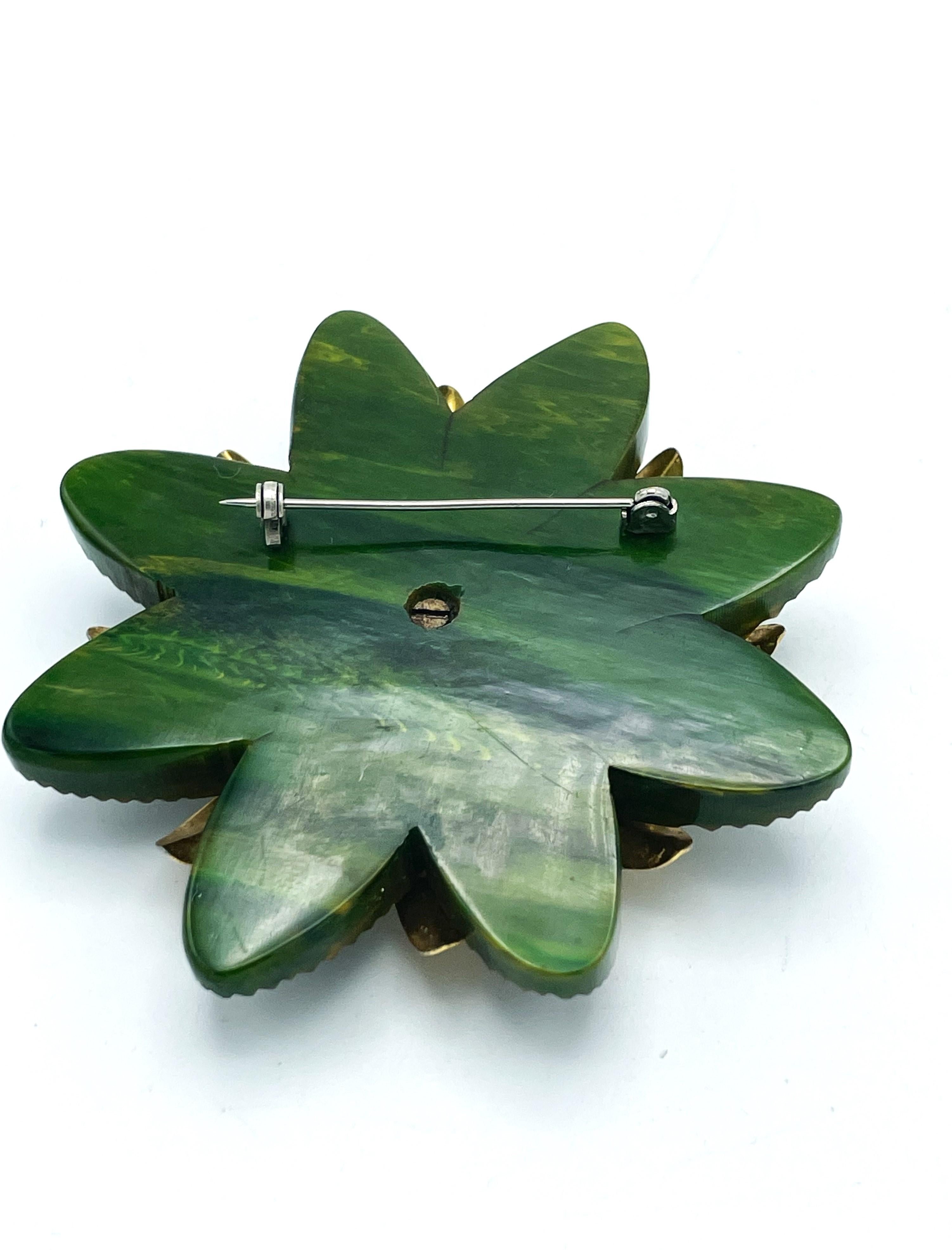 Broche/ bangle en bakélite avec une fleur de couleur or, années 1940, États-Unis Excellent état - En vente à Stuttgart, DE