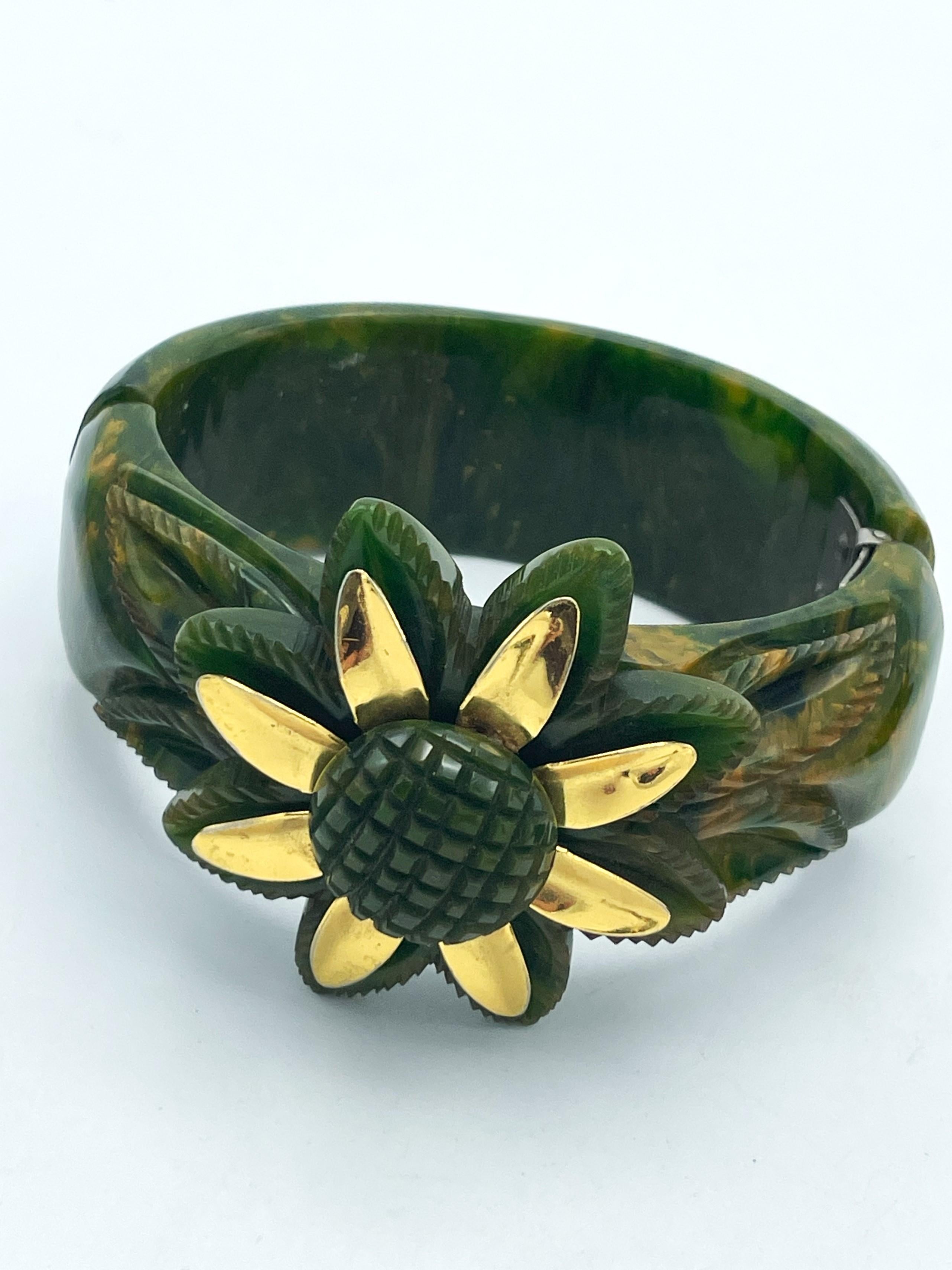 Broche/ bangle en bakélite avec une fleur de couleur or, années 1940, États-Unis Unisexe en vente
