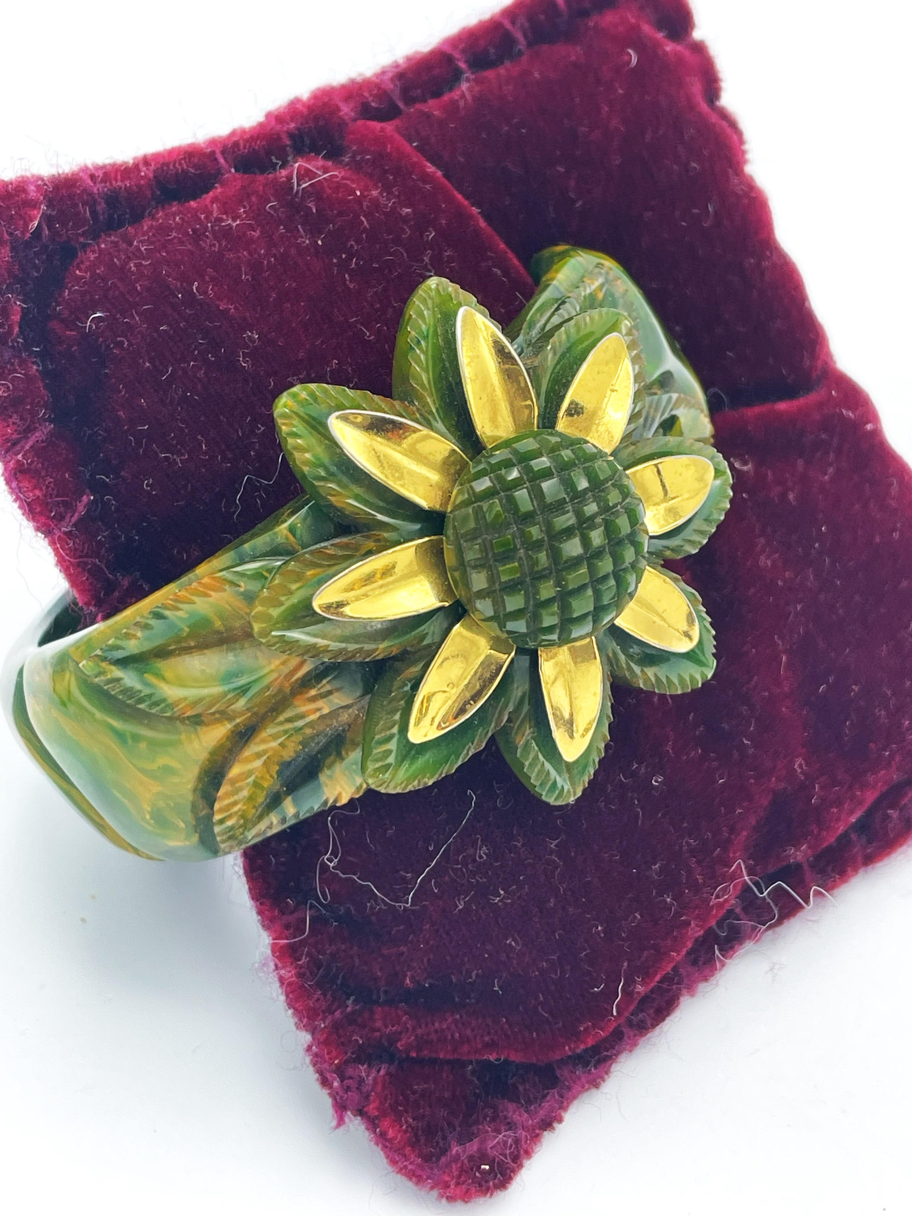 Broche/ bangle en bakélite avec une fleur de couleur or, années 1940, États-Unis en vente 1