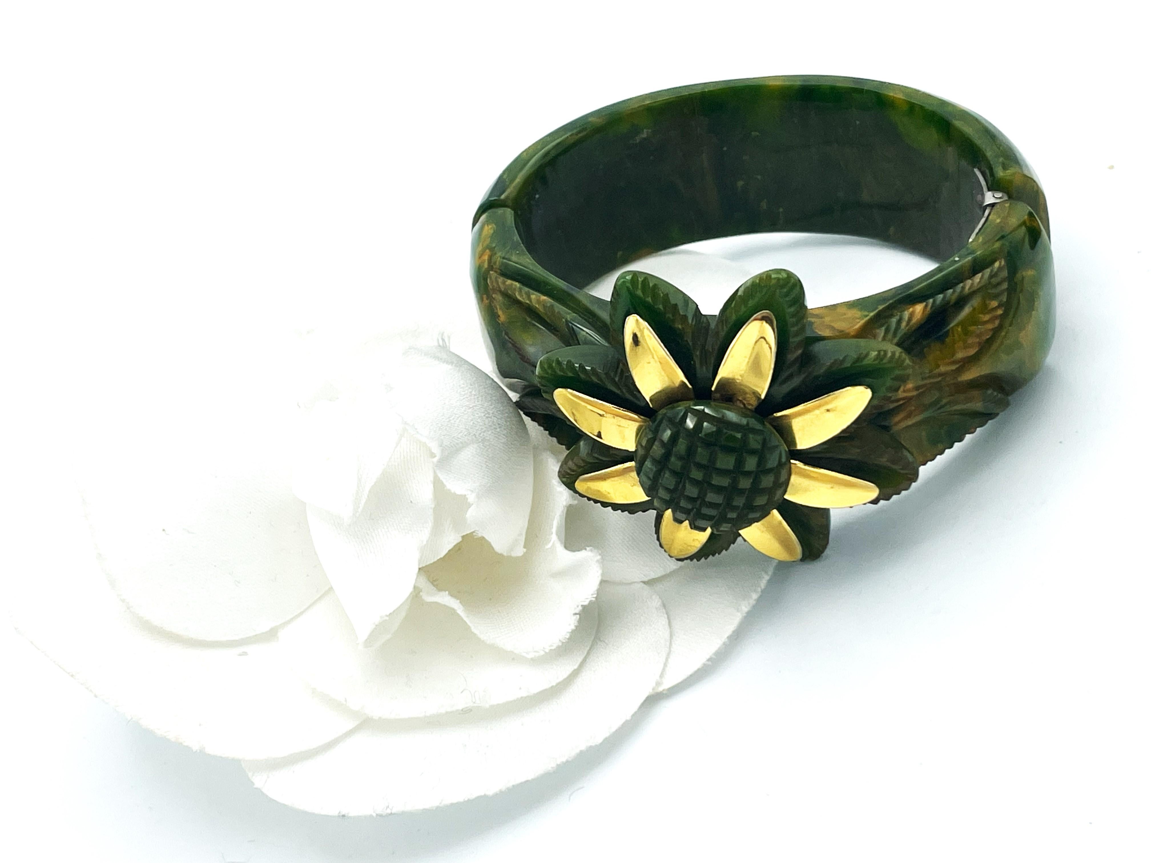 Broche/ bangle en bakélite avec une fleur de couleur or, années 1940, États-Unis en vente 2