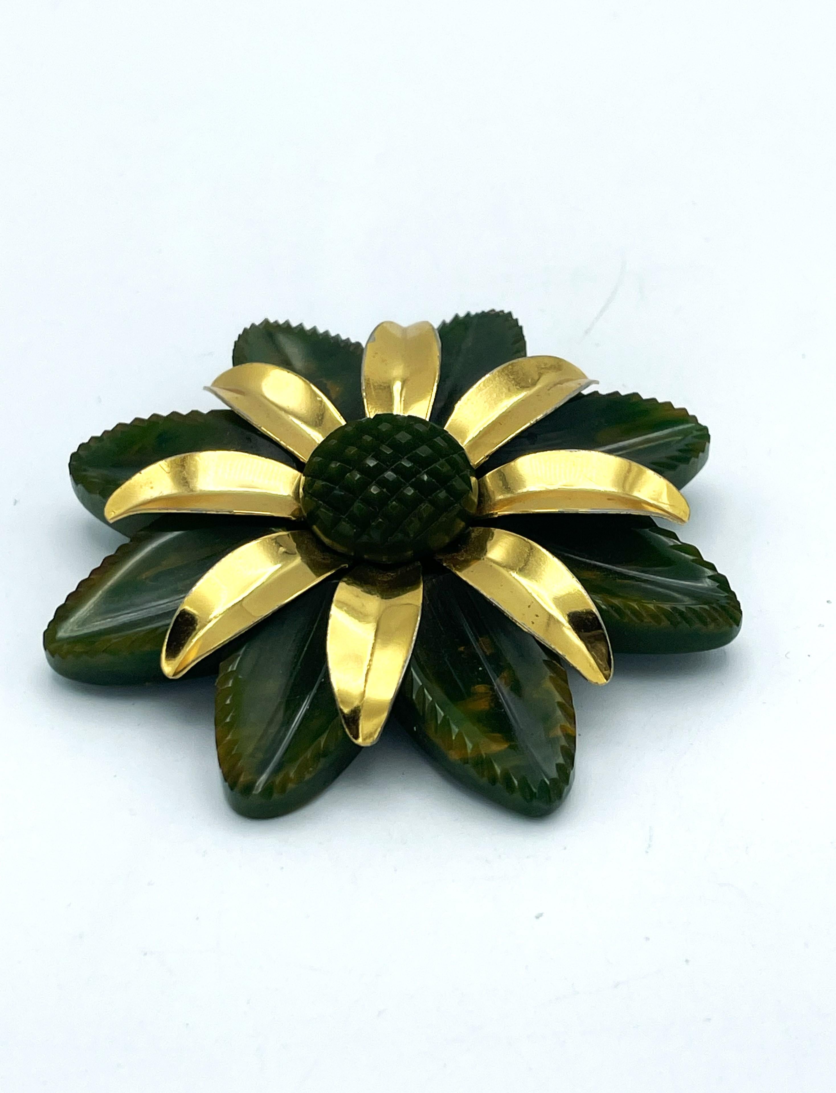 Broche/ bangle en bakélite avec une fleur de couleur or, années 1940, États-Unis en vente 3