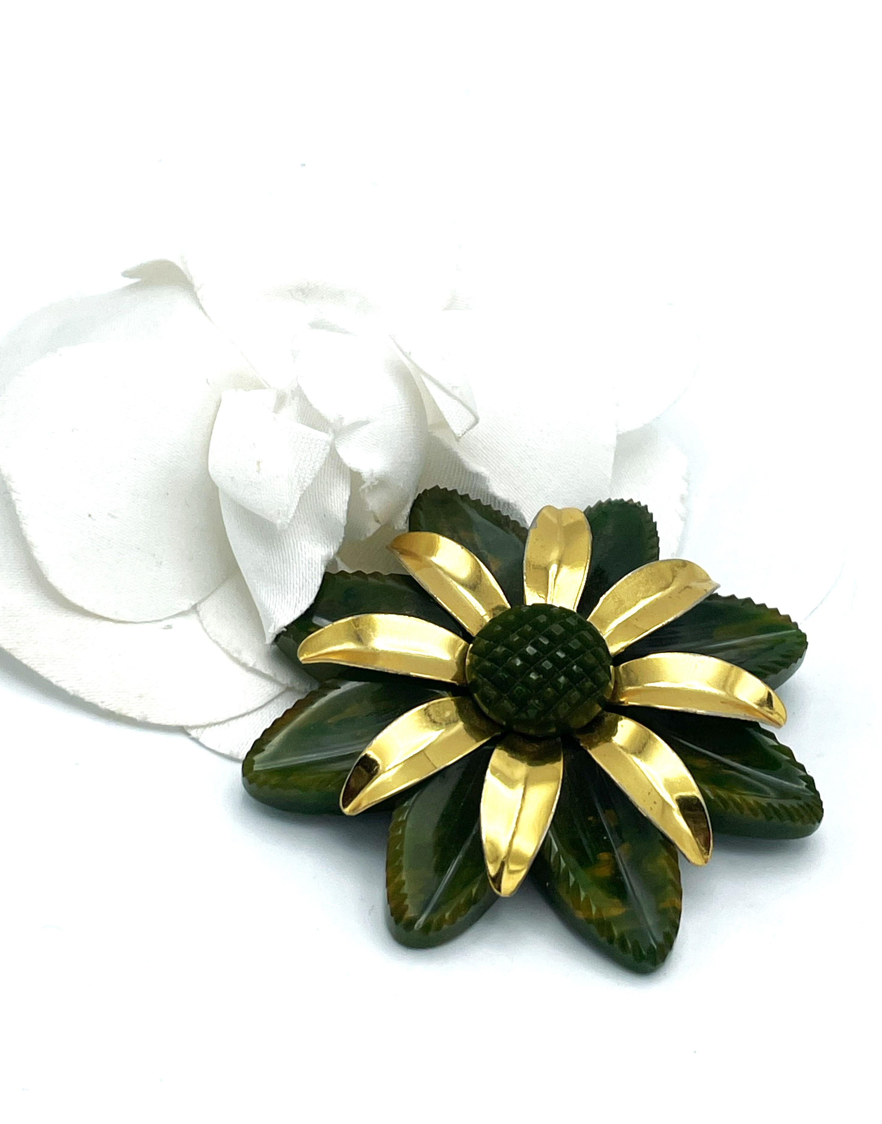 Broche/ bangle en bakélite avec une fleur de couleur or, années 1940, États-Unis en vente 4