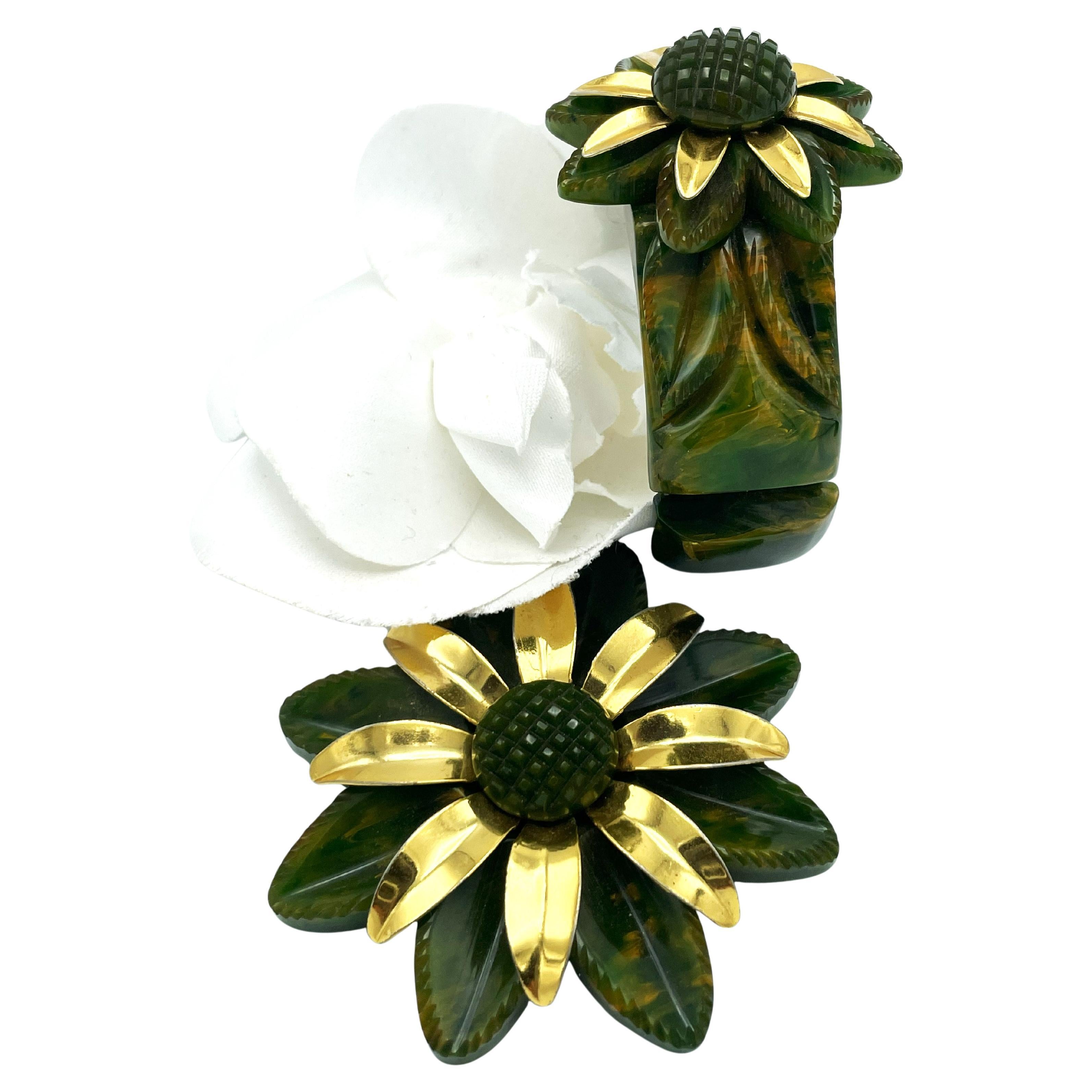 Bracciale/bangle in bachelite e spilla verde con fiore dorato, anni '40, USA