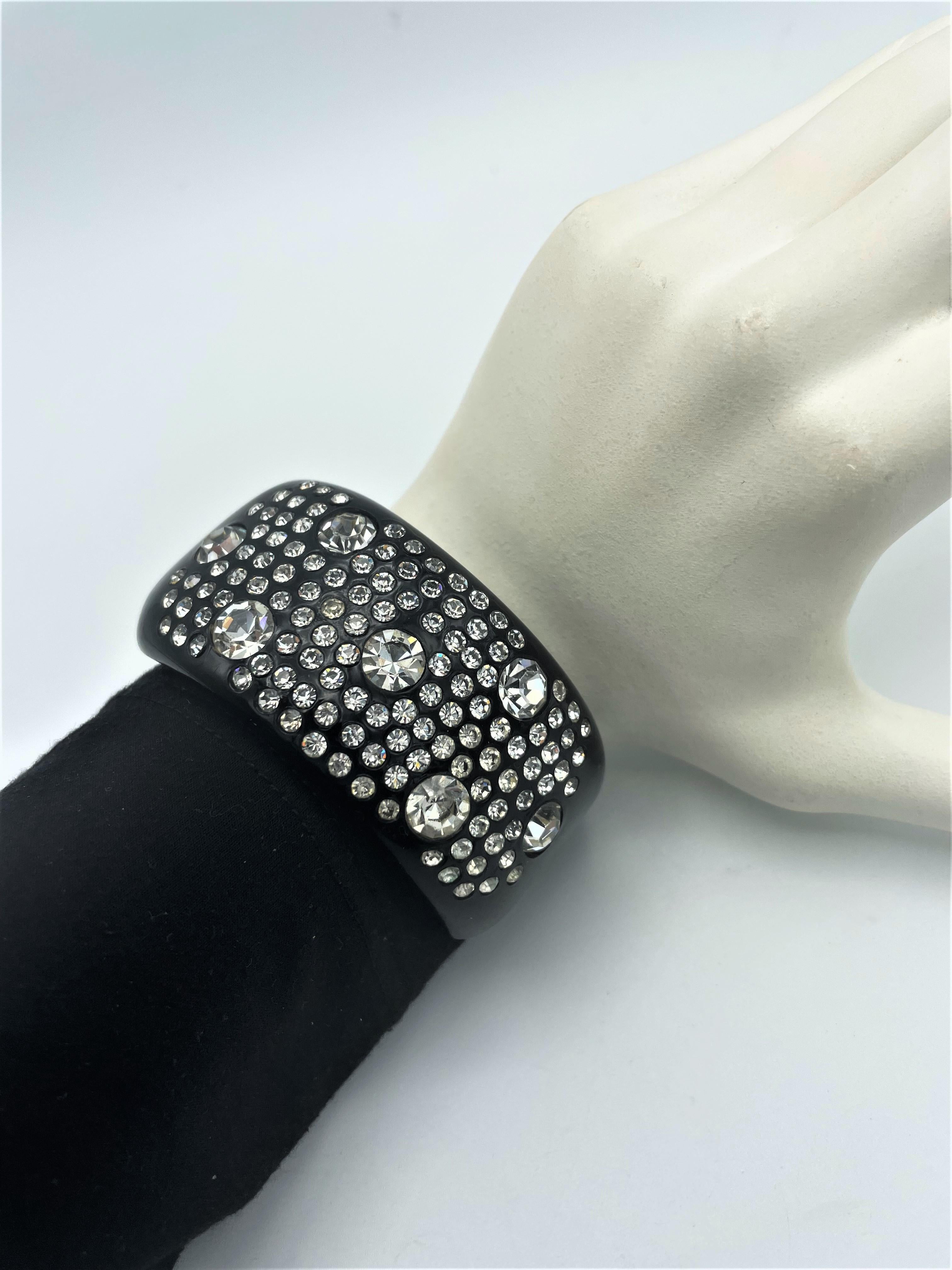Manchette en bakélite noire avec pierres de rinçage et boucle d'oreille clip-un en bakélite, 1950' en vente 4