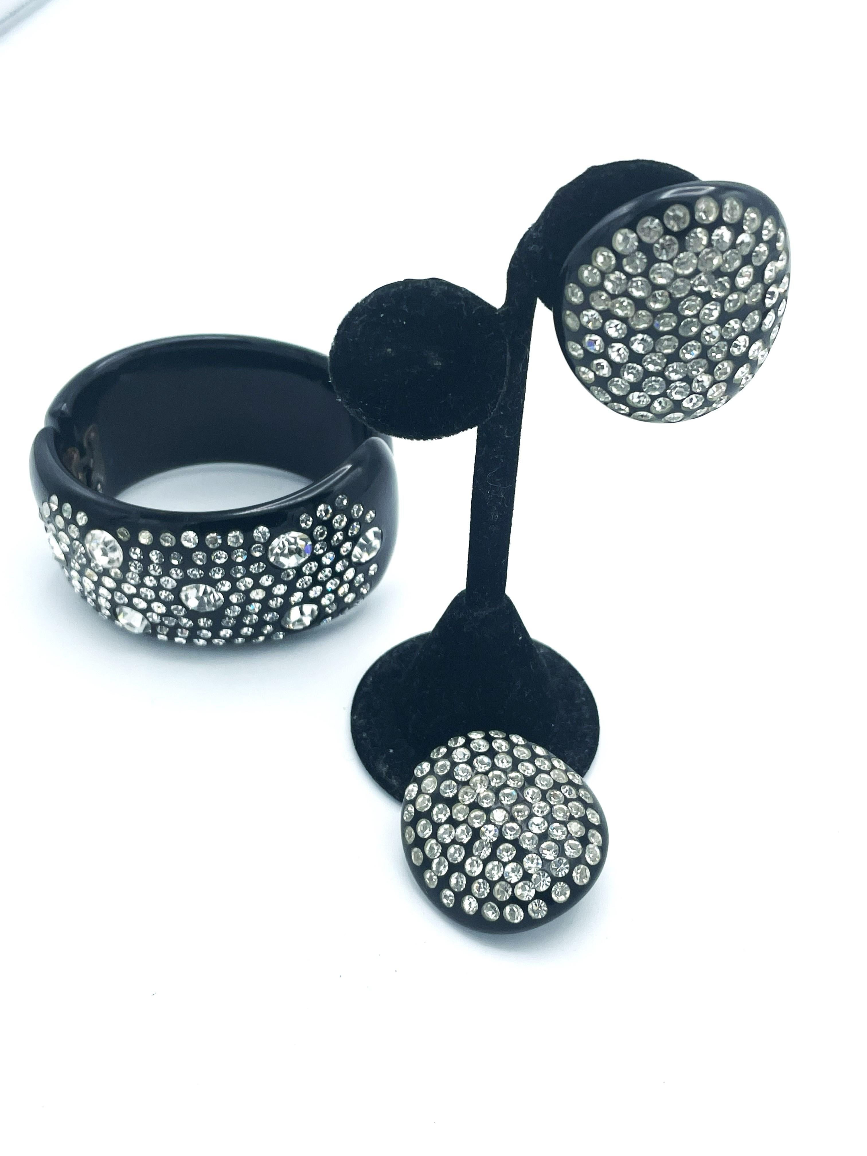 Art déco Manchette en bakélite noire avec pierres de rinçage et boucle d'oreille clip-un en bakélite, 1950' en vente