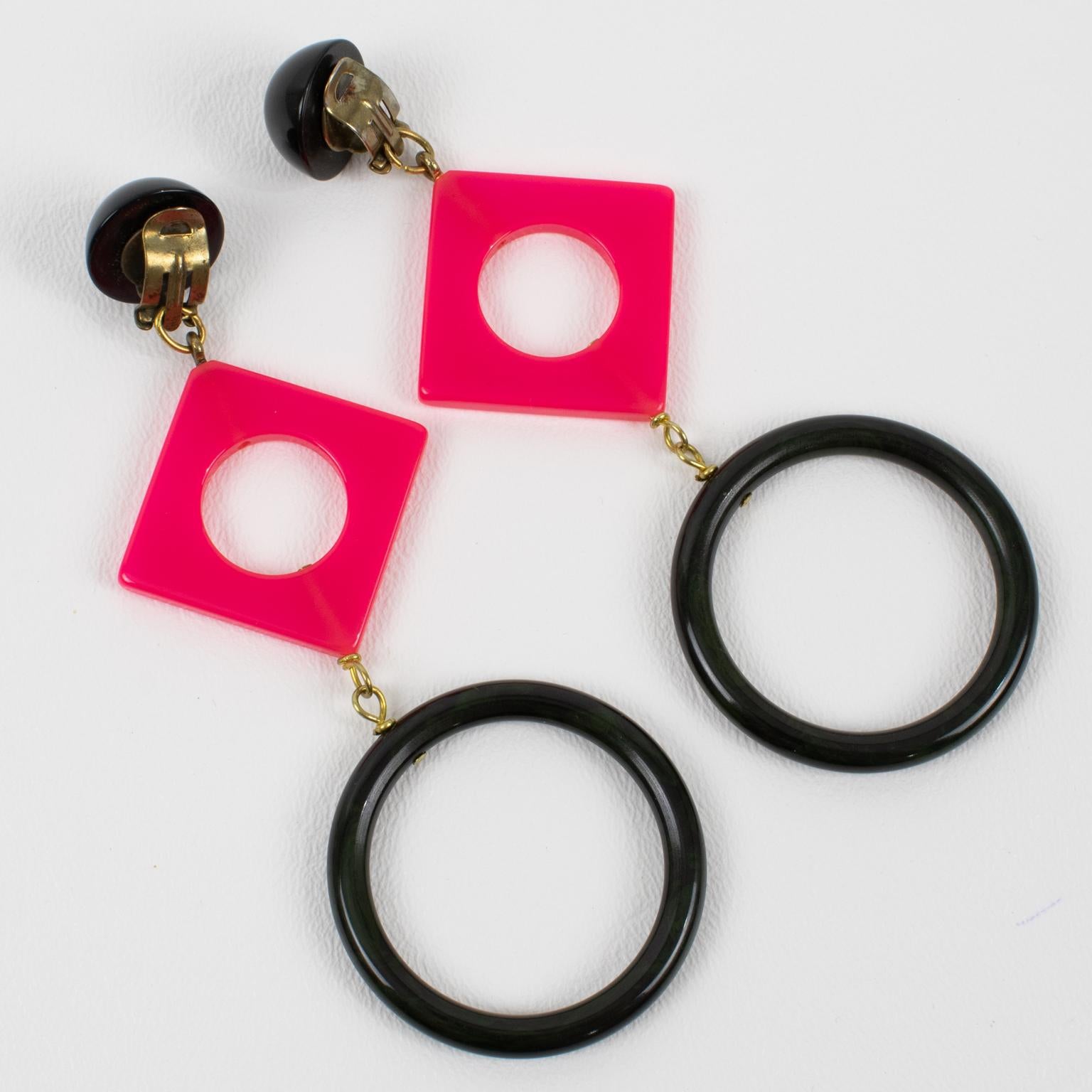 Bakelite Dangle Clip Earrings Black and Hot Pink Colors Pop Art Style In Excellent Condition For Sale In Atlanta, GA