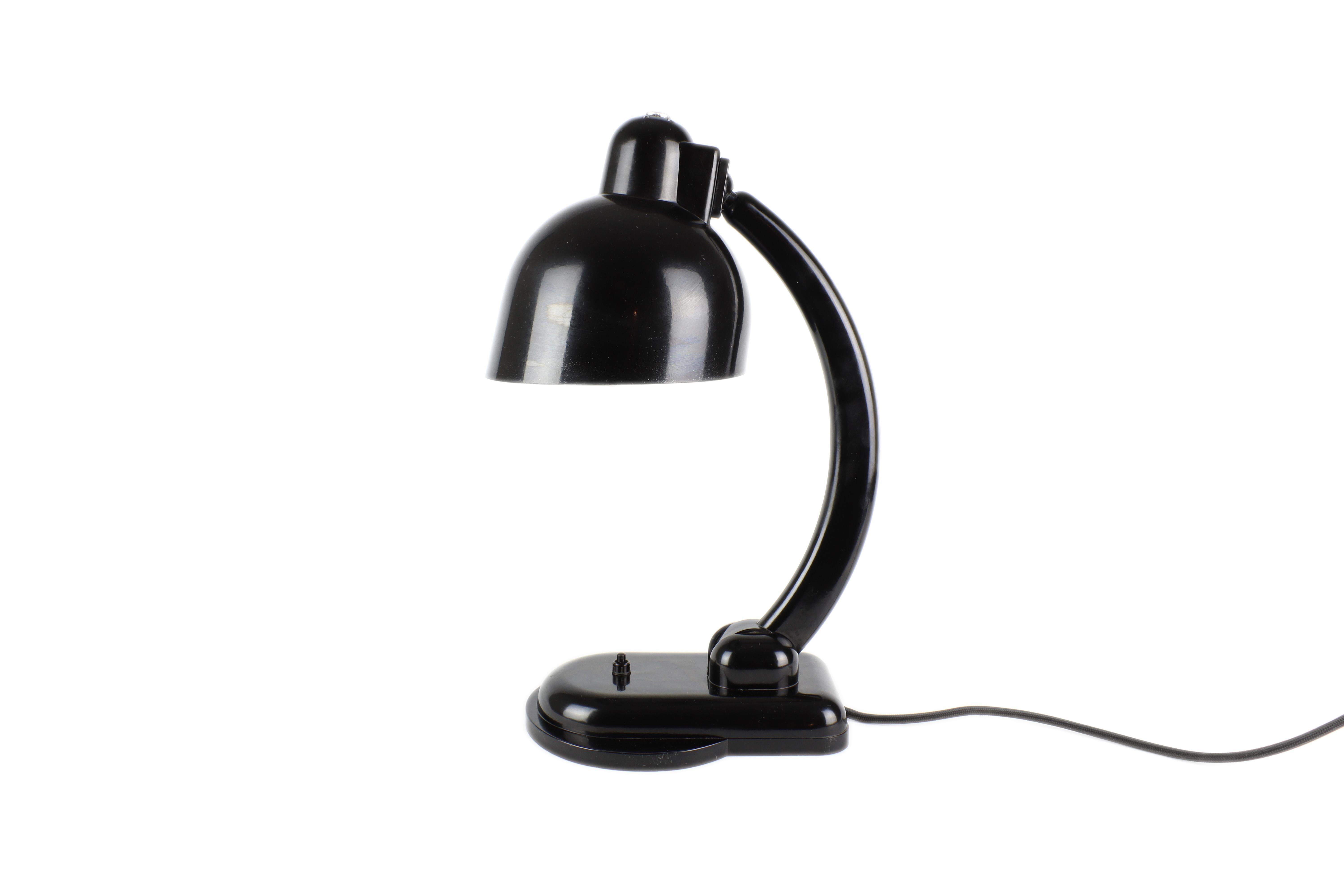 Cette lampe très rare a été conçue par le designer de renommée mondiale Christian Dell pour Heinrich Römmler AG en Allemagne. La lampe est dotée d'un mécanisme articulé qui vous permet de régler la direction et l'inclinaison de la lumière.
