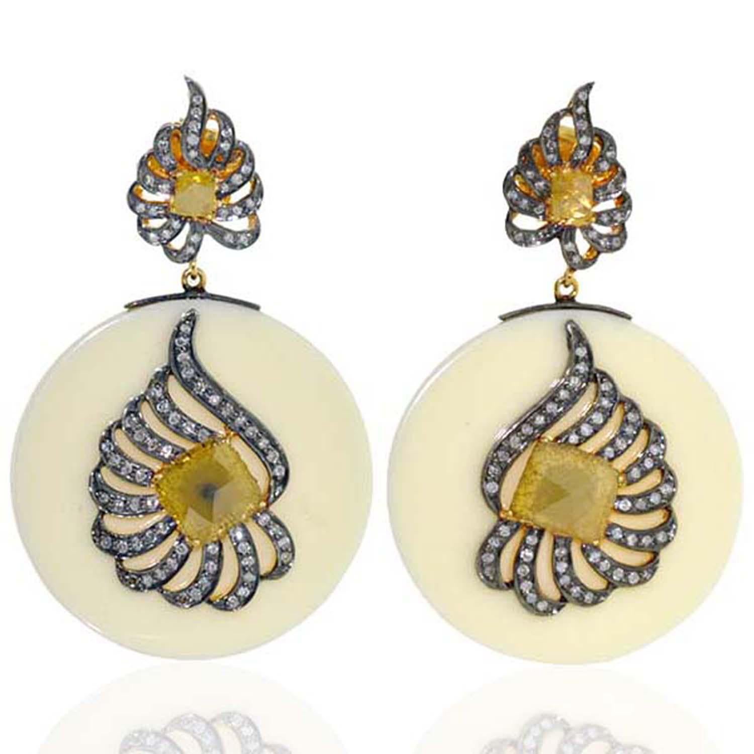 Bakelit-Scheiben-Ohrringe mit Pavé- und Eisdiamanten darauf (Art déco) im Angebot