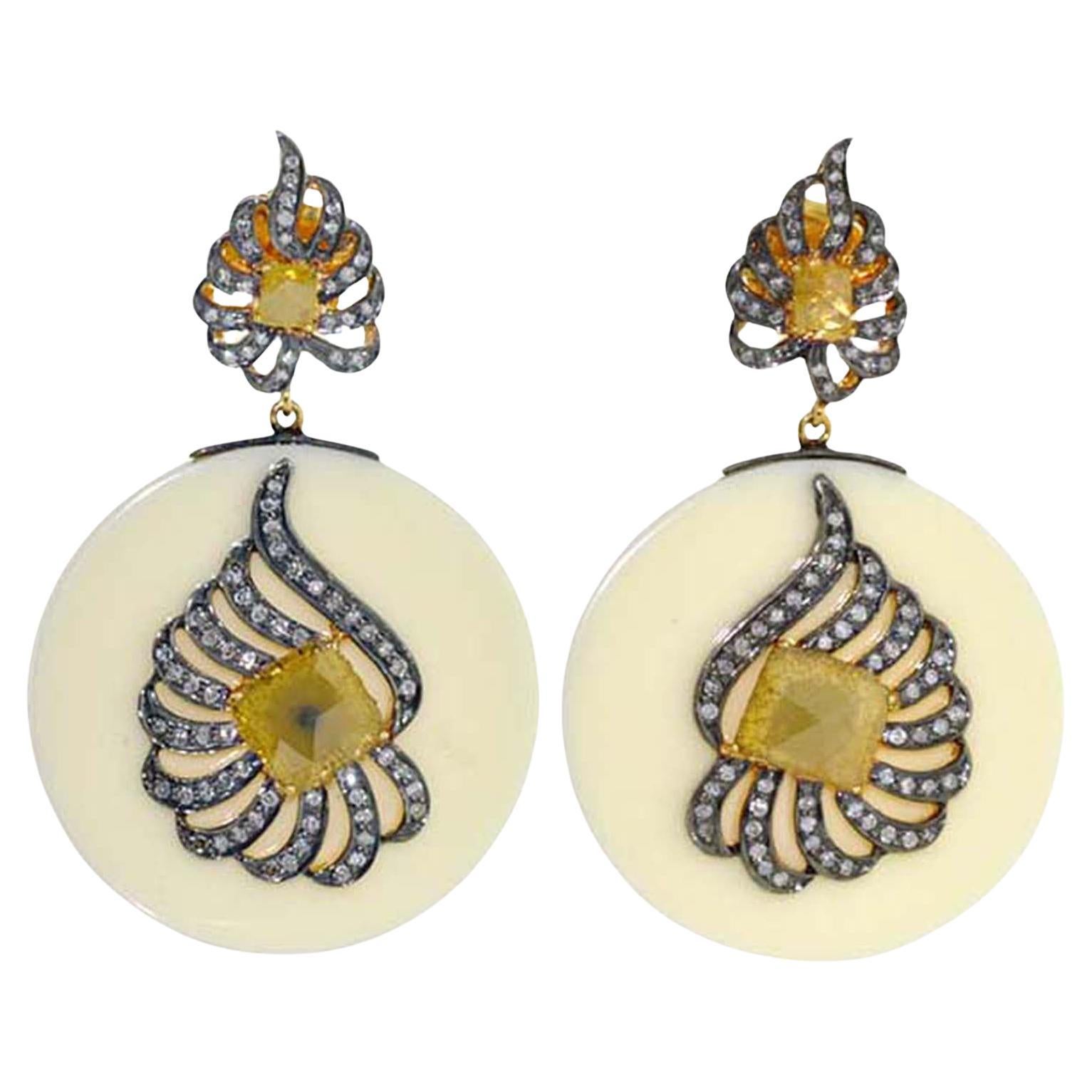 Bakelit-Scheiben-Ohrringe mit Pavé- und Eisdiamanten darauf im Angebot