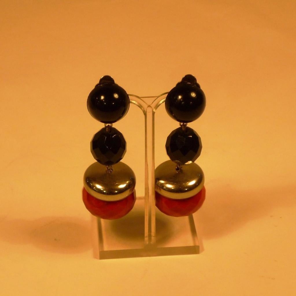 Bakelite earrings from the 1920/30s

Pair of earrings in bakelite and chrome with coral coloured elements; renewed clips

Width:
5 cm
Height:
1 cm
Depth:
1 cm

Color:
Red, Black, Silver
Material:
other plastics
Metal (indeterminate)
chromium