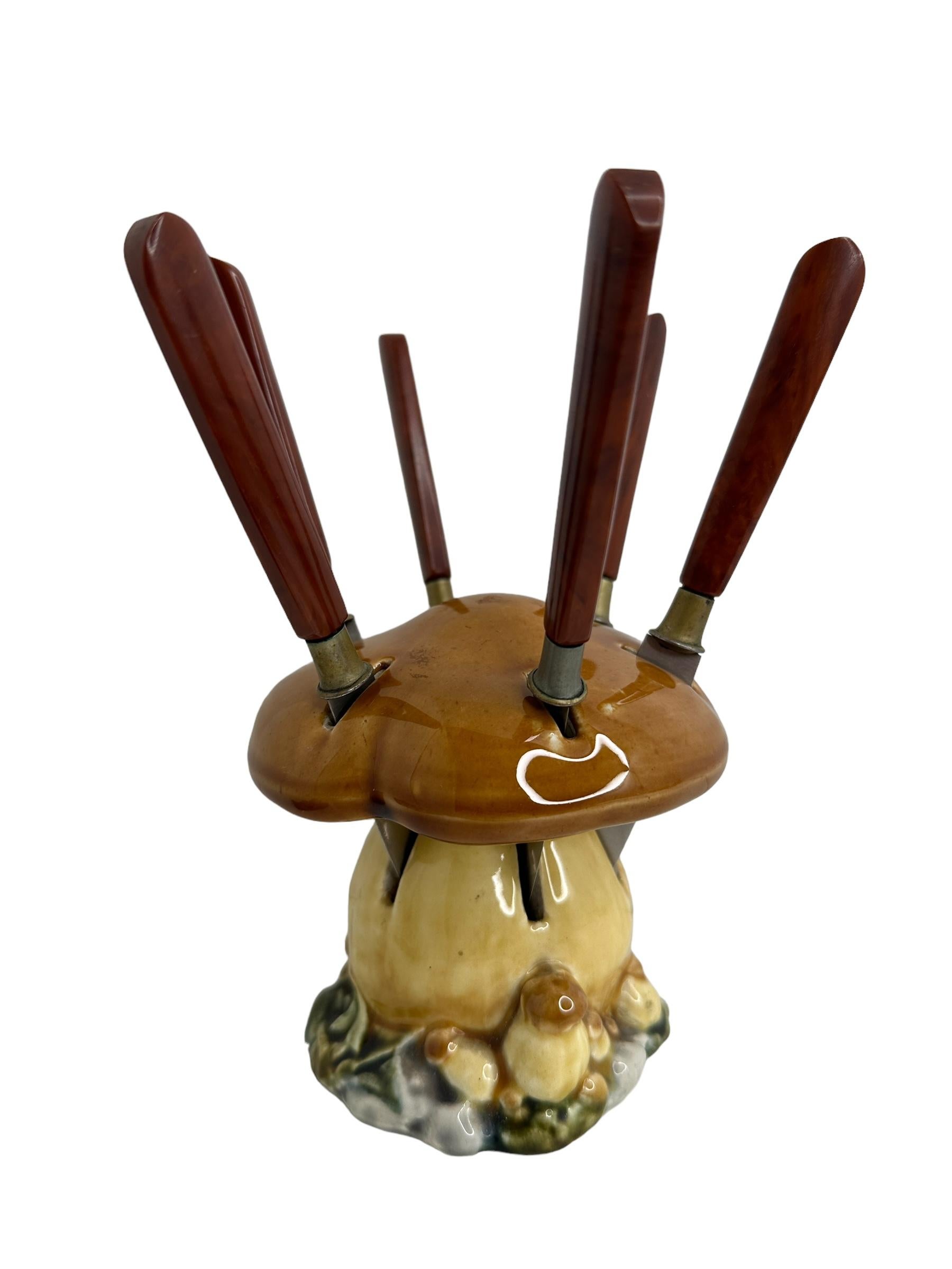 Juego de cuchillos para fruta de baquelita Art Déco de los años 30. Fabricado en Alemania. Los cuchillos con mango de baquelita multicolor están colocados en un soporte de cerámica en forma de seta diseñado para exhibirse con belleza. Excelente
