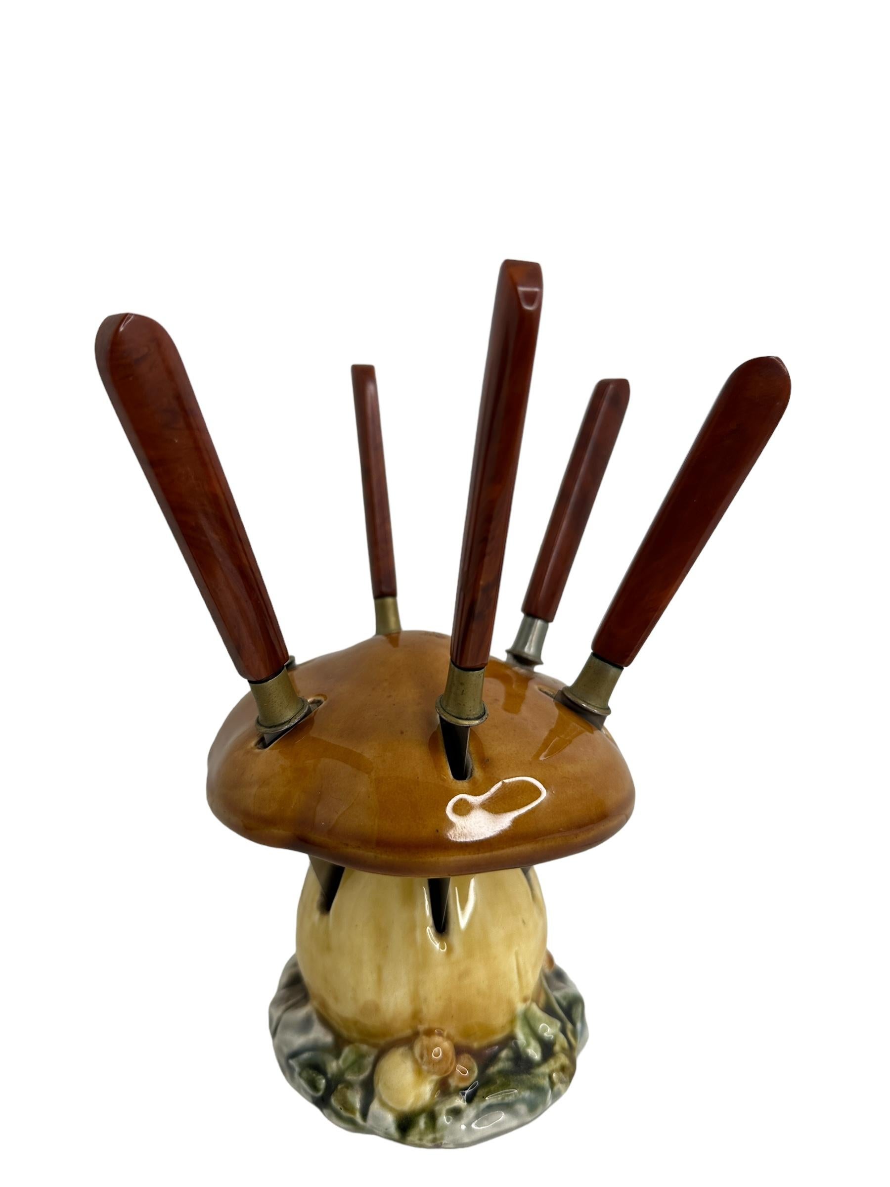 Bakelite Fruit Knife Set with Ceramic Mushroom Stand, Vintage German 1930s In Good Condition For Sale In Nuernberg, DE