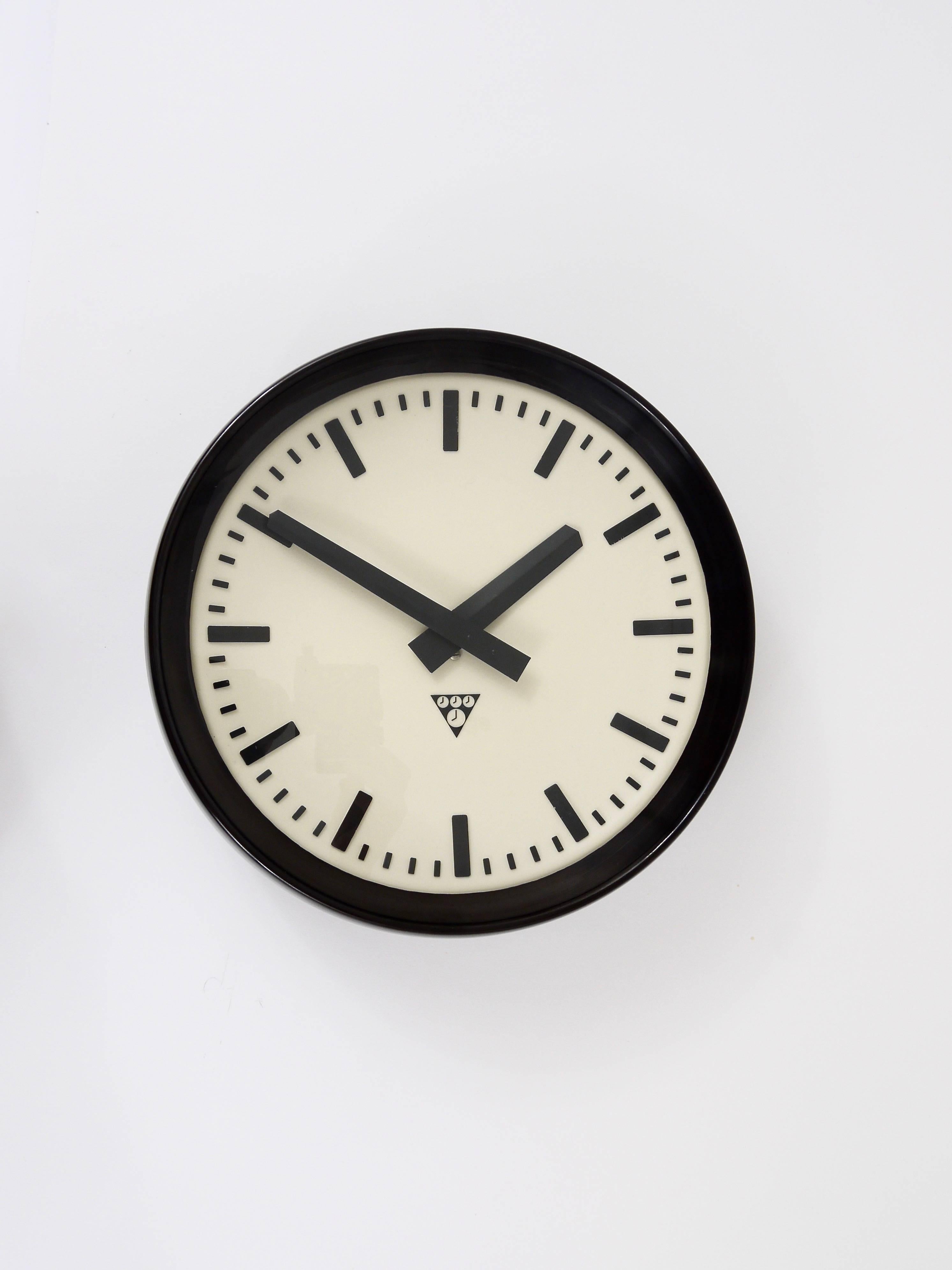A beautiful loft/industrial wall clock from the 1940s. Very straight design with a chic clocks face, the housing is made of dark brown/black Bakelite. Measures: 13