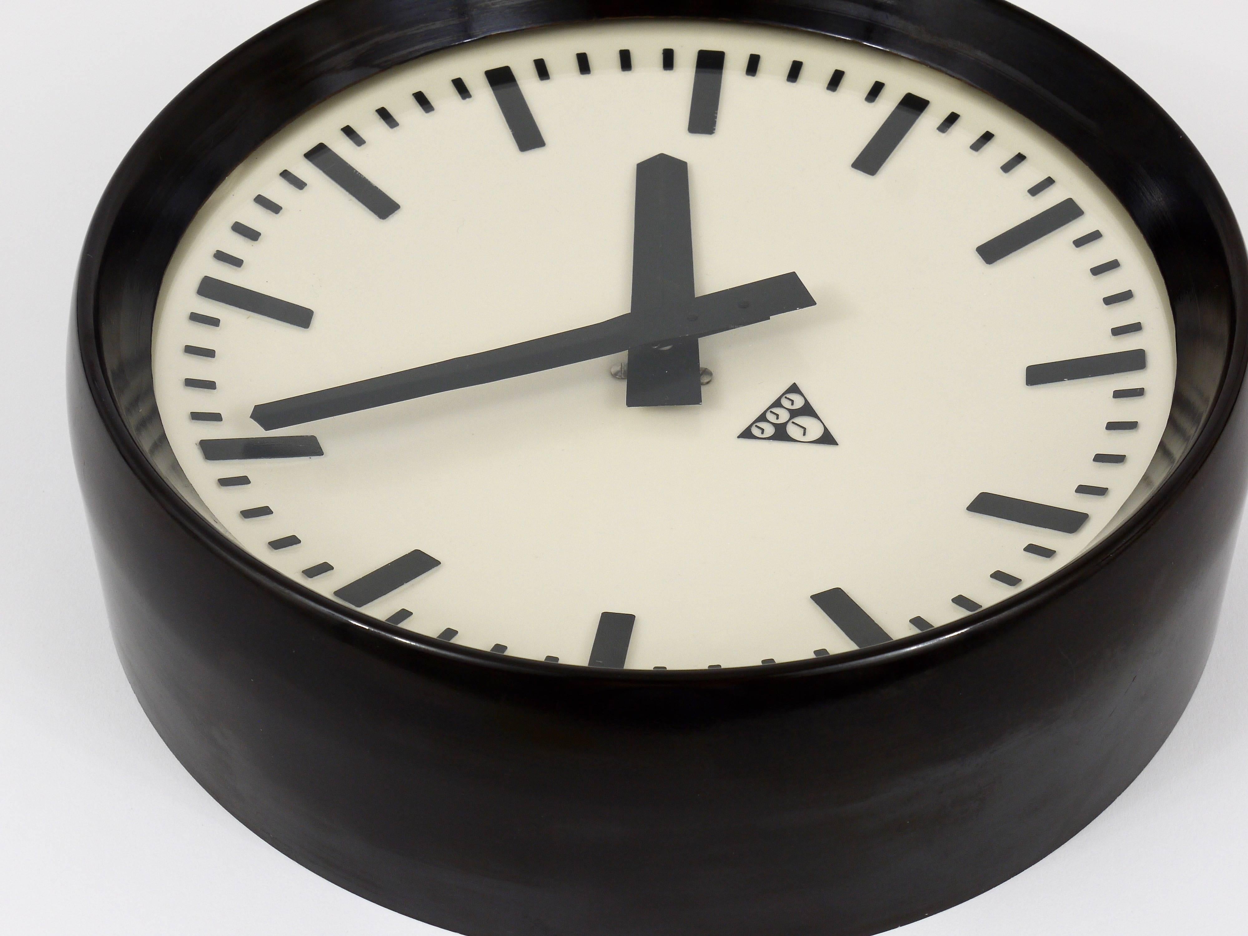 Bakelite Industrial Factory or Train Station Wall Clock from the 1940s In Excellent Condition In Vienna, AT