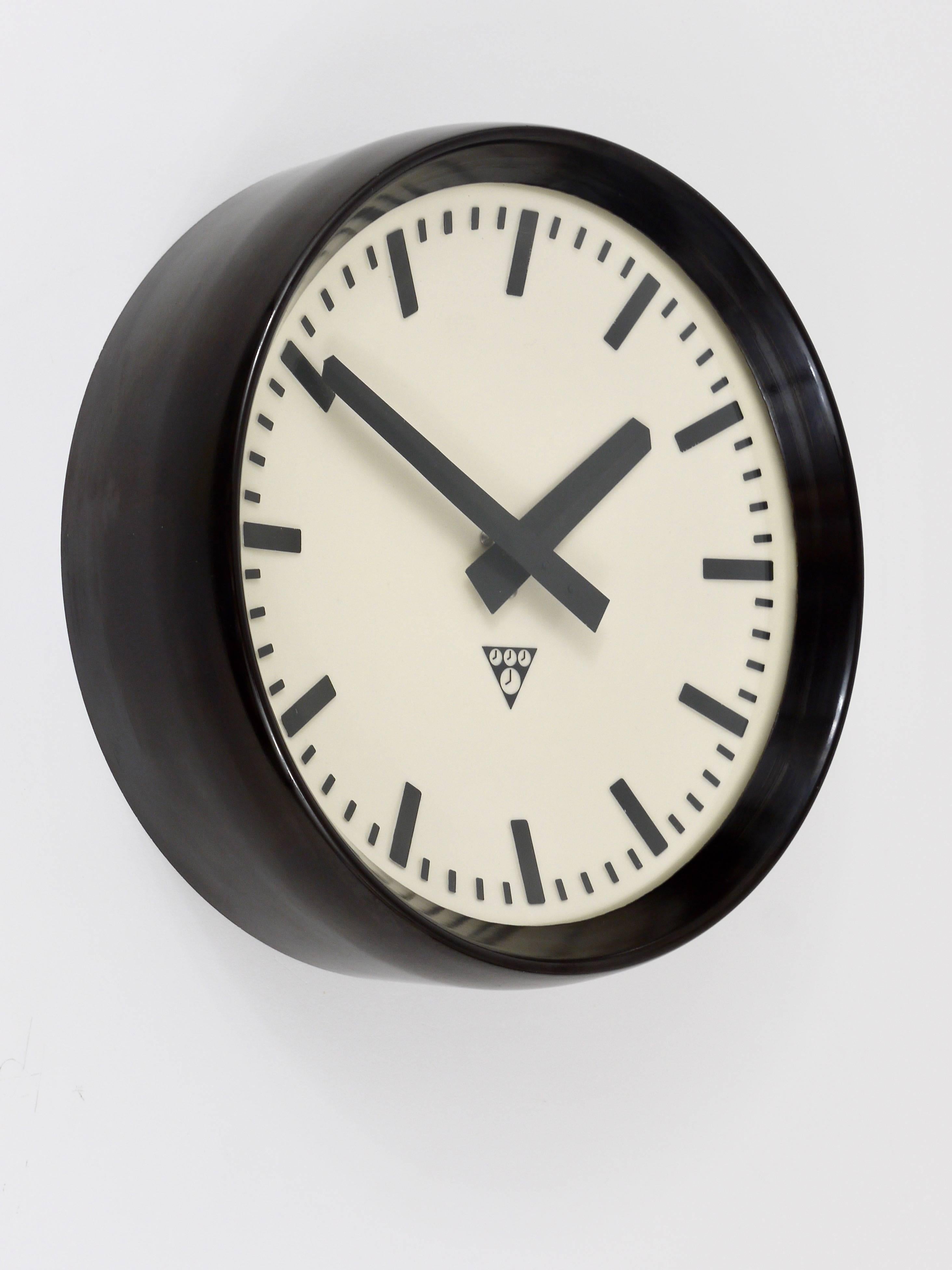 Bakelite Industrial Factory or Train Station Wall Clock from the 1940s In Excellent Condition In Vienna, AT