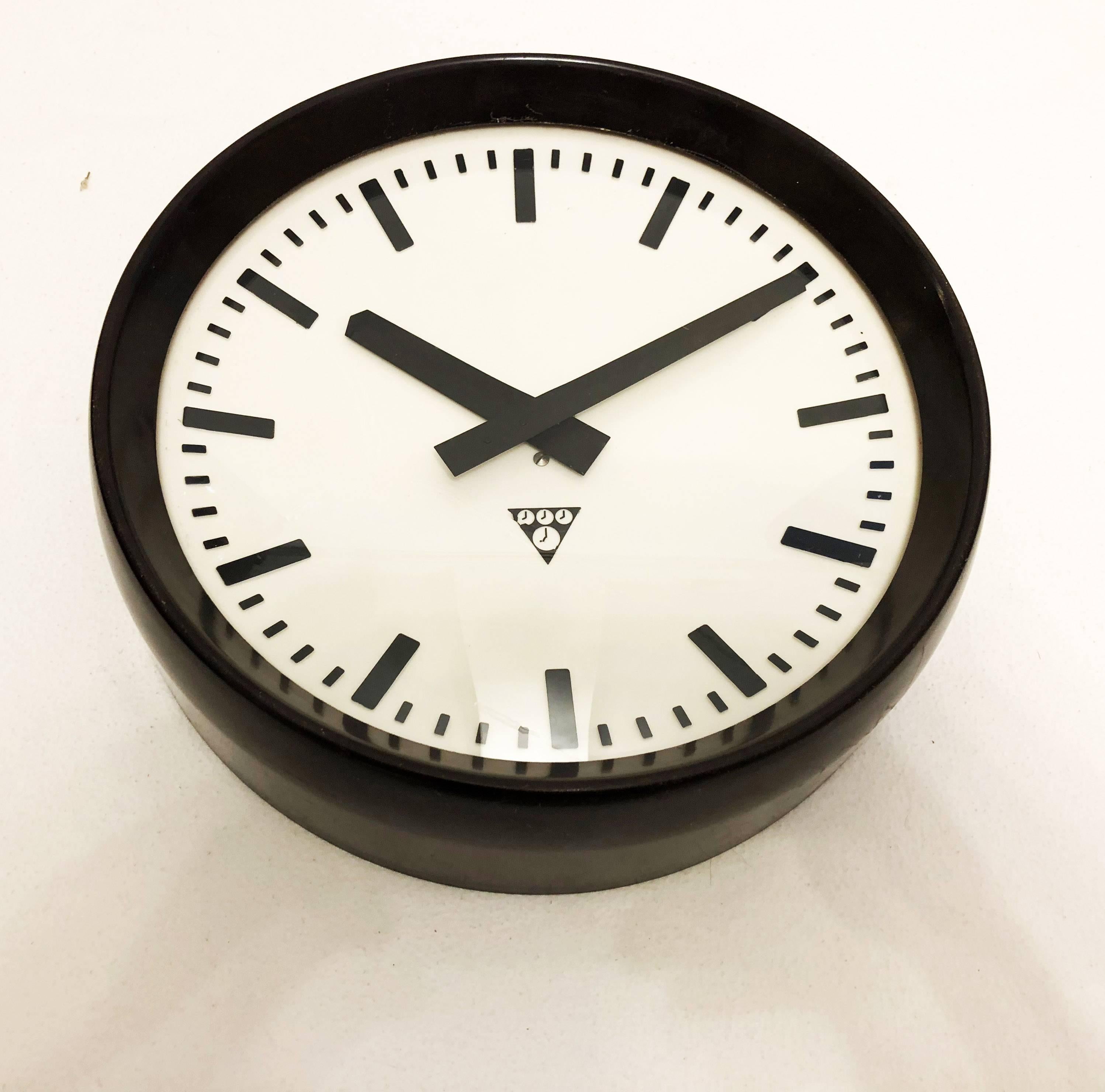 Bakelite Industrial Factory Wall Clock by Pragotron In Excellent Condition For Sale In Vienna, AT
