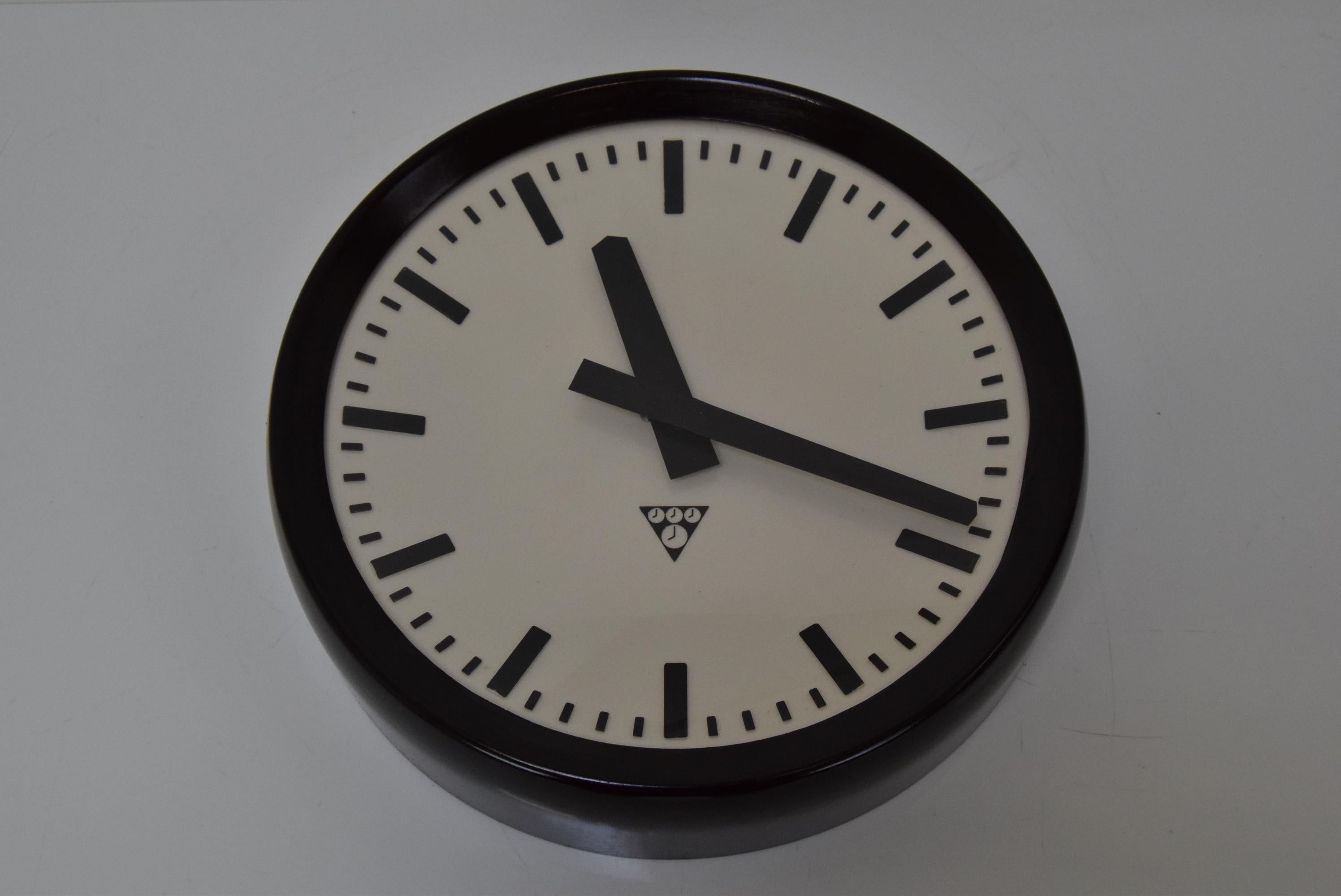
Hergestellt in der Tschechoslowakei
Hergestellt aus Glas, Bakelit
Sie ist jetzt mit einem modernen Uhrwerk mit AA-Batterie ausgestattet.
Vollständig funktionsfähig
Guter Originalzustand