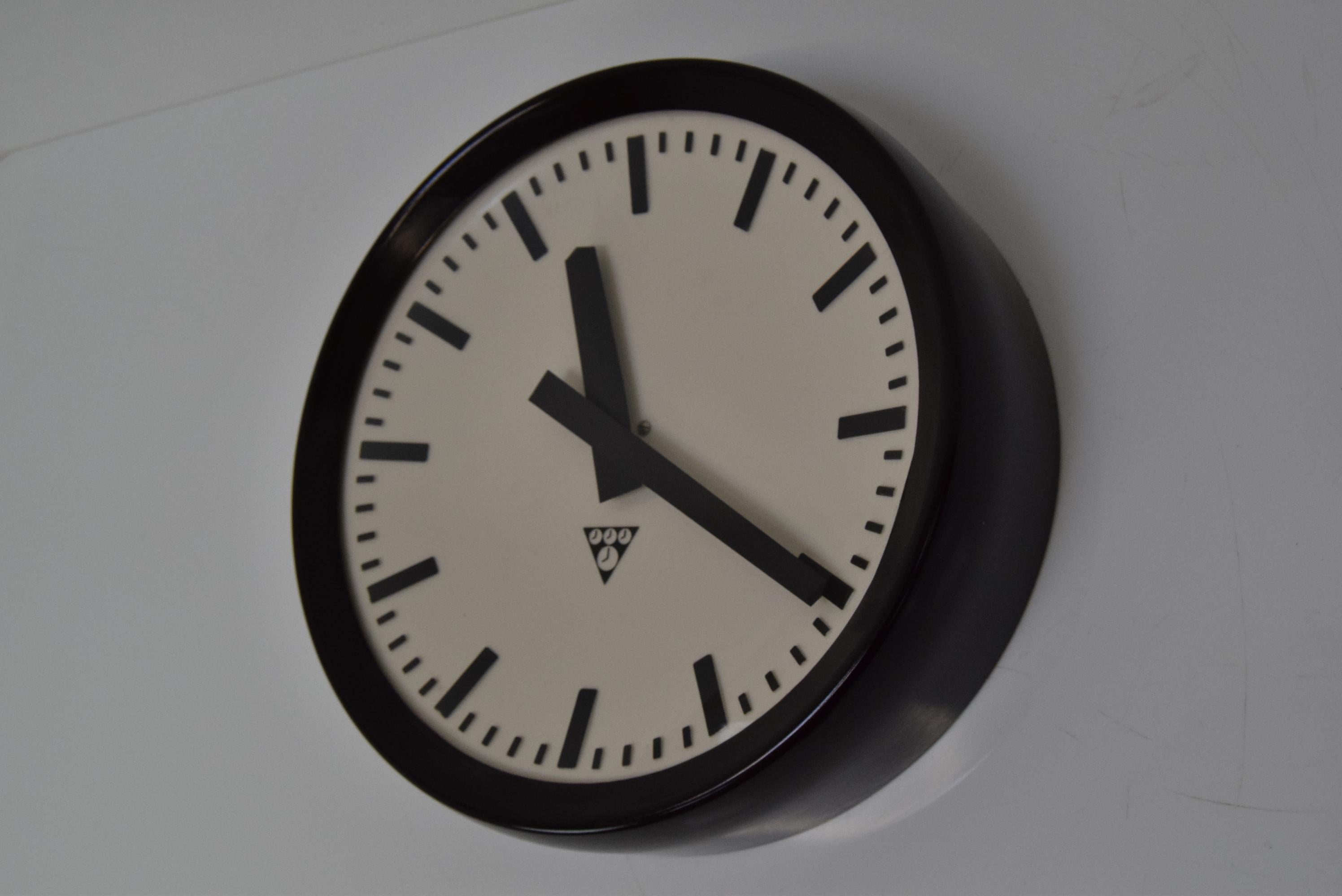 
Hergestellt in der Tschechoslowakei
Hergestellt aus Glas, Bakelit
Sie ist jetzt mit einem modernen Uhrwerk mit AA-Batterie ausgestattet.
Vollständig funktionsfähig
Guter Originalzustand
