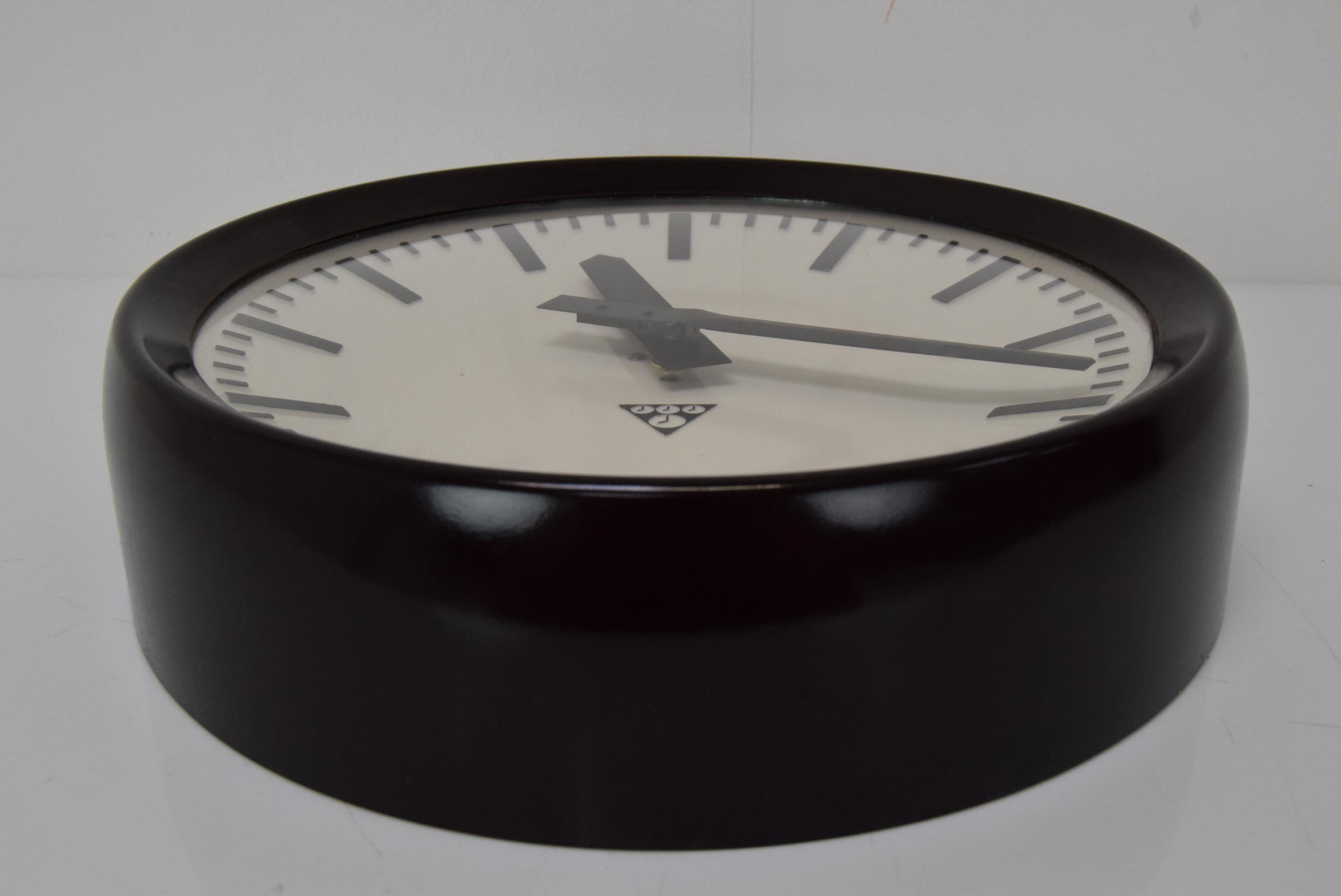 Bakelite Industrial Wall Clock by Pragotron, 1960's. In Good Condition For Sale In Praha, CZ