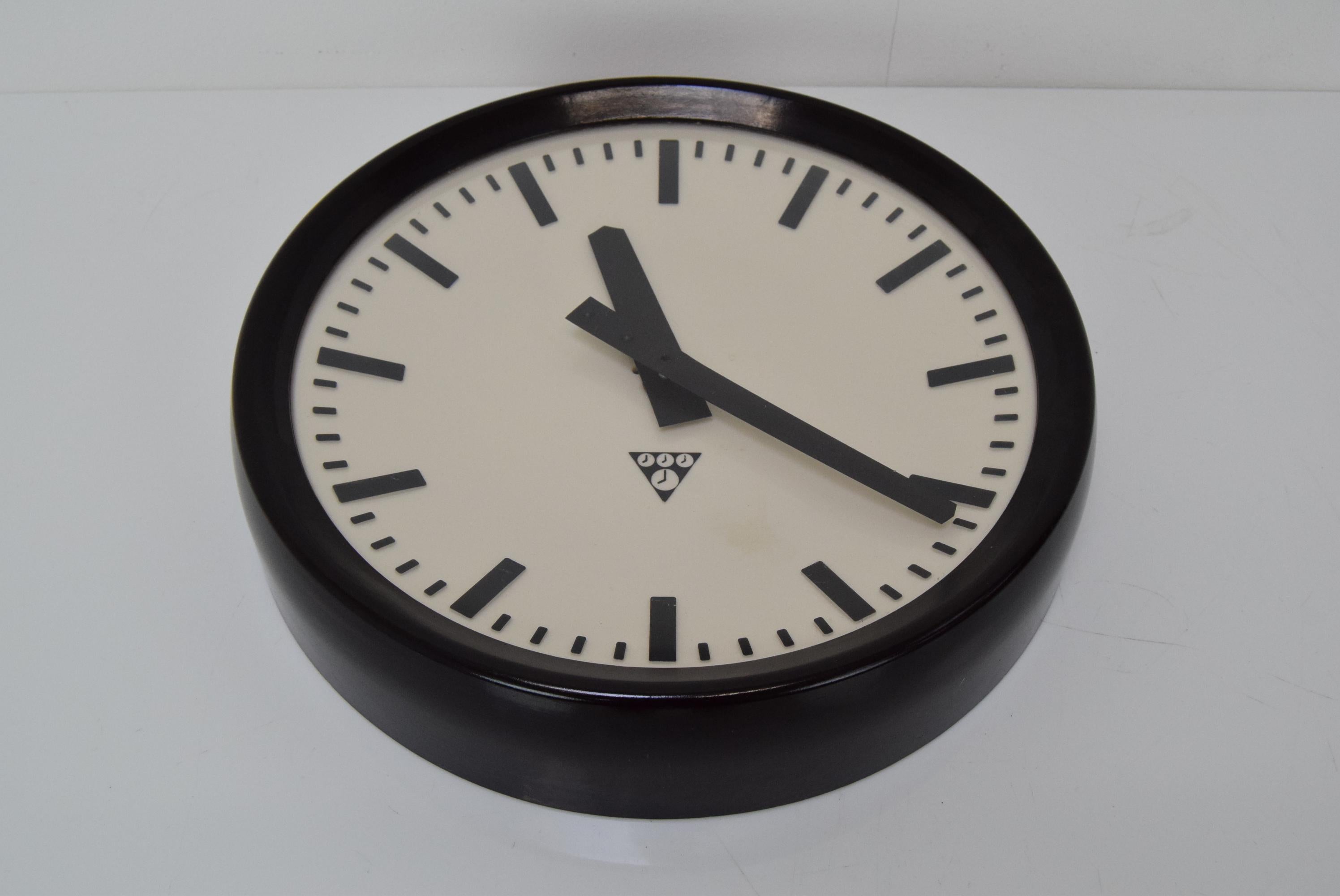 Bakelite Industrial Wall Clock by Pragotron, 1960's In Good Condition For Sale In Praha, CZ