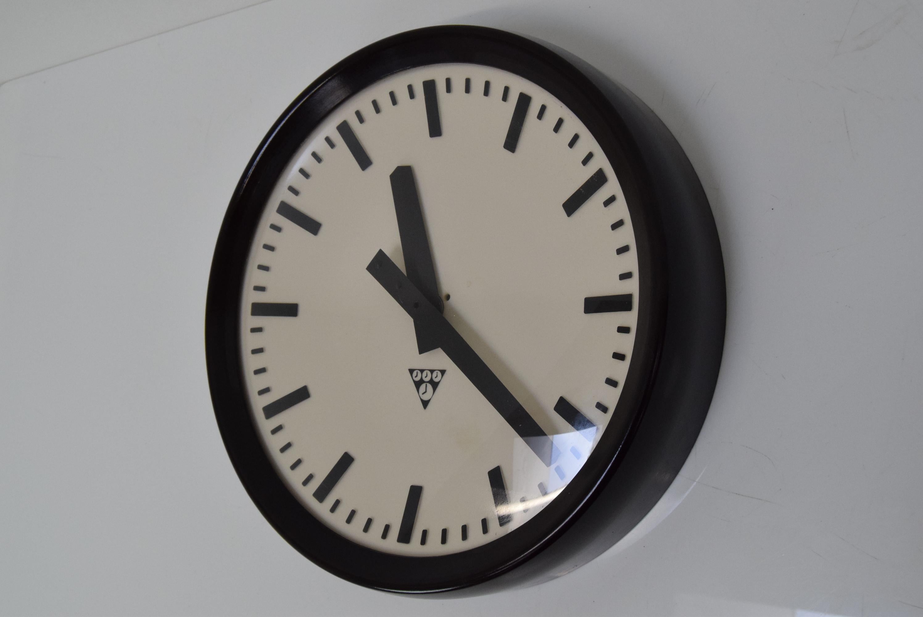 Bakelite Industrial Wall Clock by Pragotron, 1960's For Sale 1
