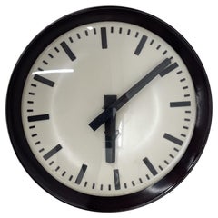 Reloj de pared industrial de baquelita de Pragotron, años 60