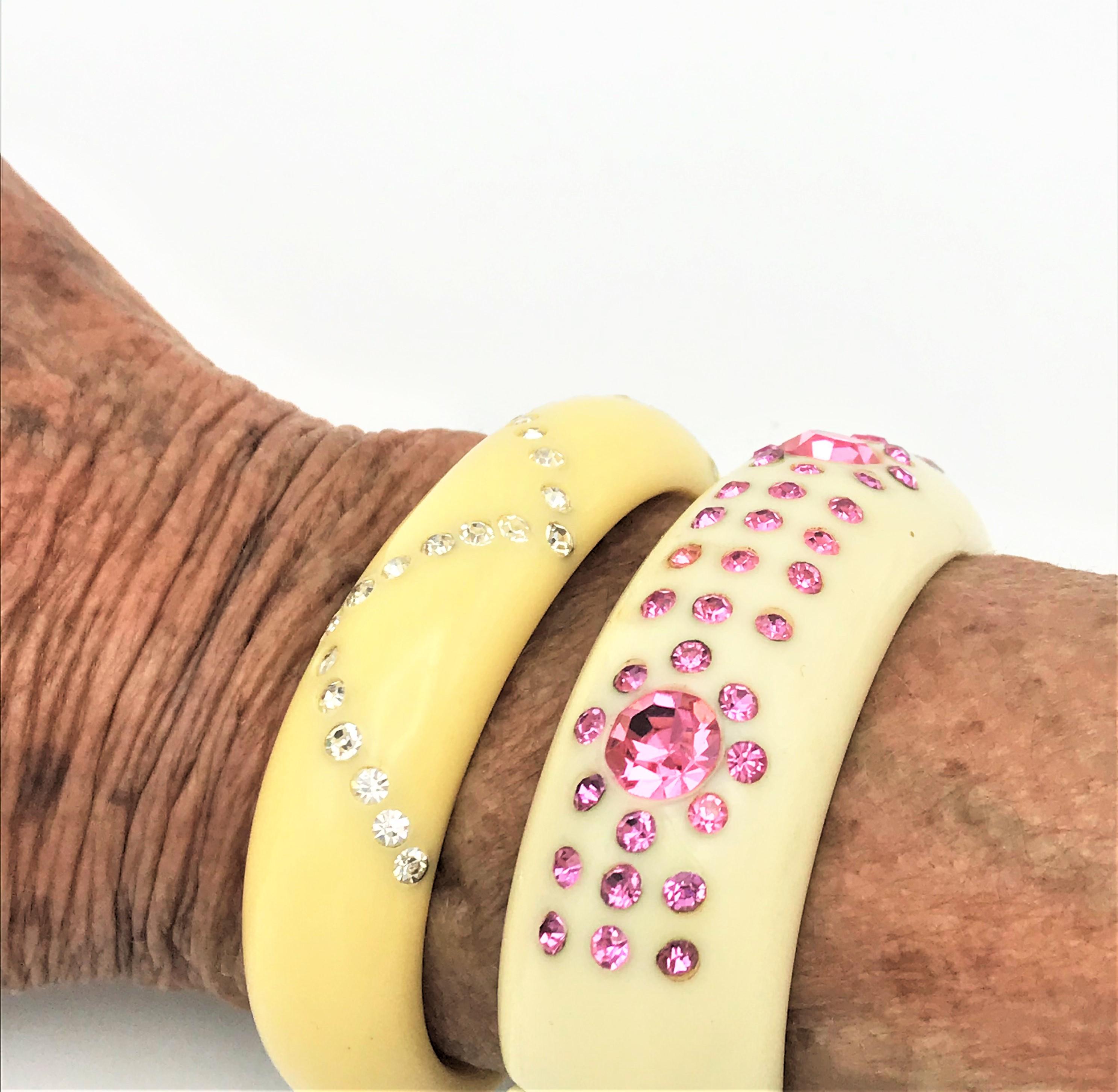 Bracelet jonc ouvert en bakélite de couleur ivoire serti de strass transparent, États-Unis  Unisexe en vente