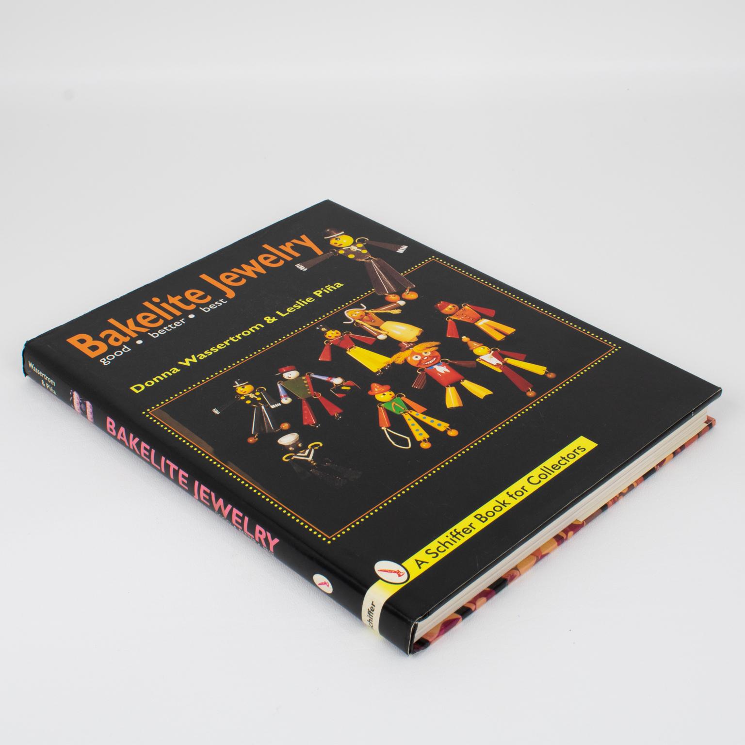 Bakelite Jewelry, Good - Better - Best, livre en anglais de Donna Wassertrom et Leslie Pina, 1997.
Les bijoux en bakélite étaient populaires pendant la dépression parce qu'ils étaient décoratifs, amusants et abordables. Aujourd'hui, il est recherché