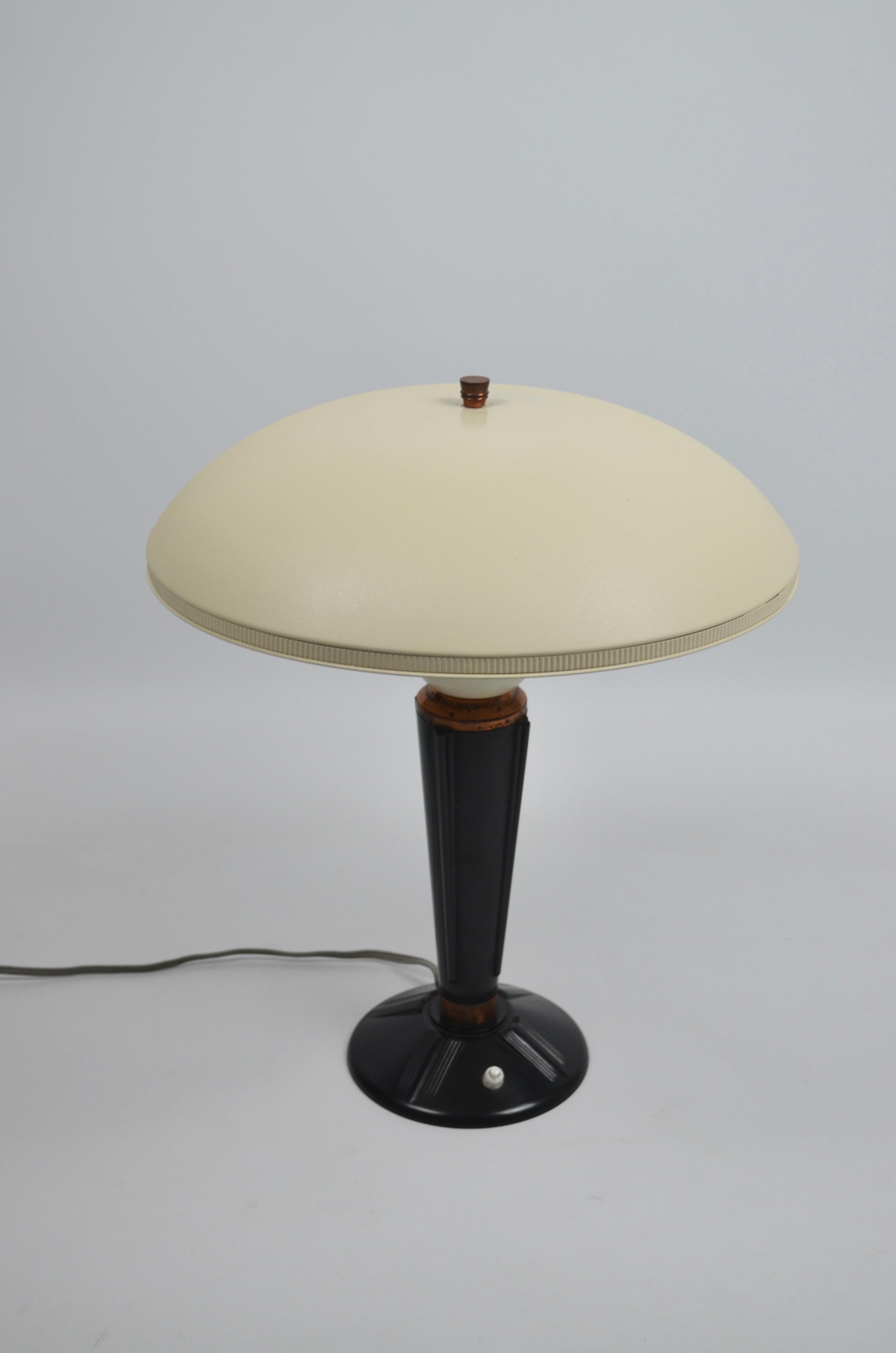 Bakelit-Lampe, Modell 320, Marke Jumo, Frankreich, 1940er Jahre (Moderne der Mitte des Jahrhunderts) im Angebot