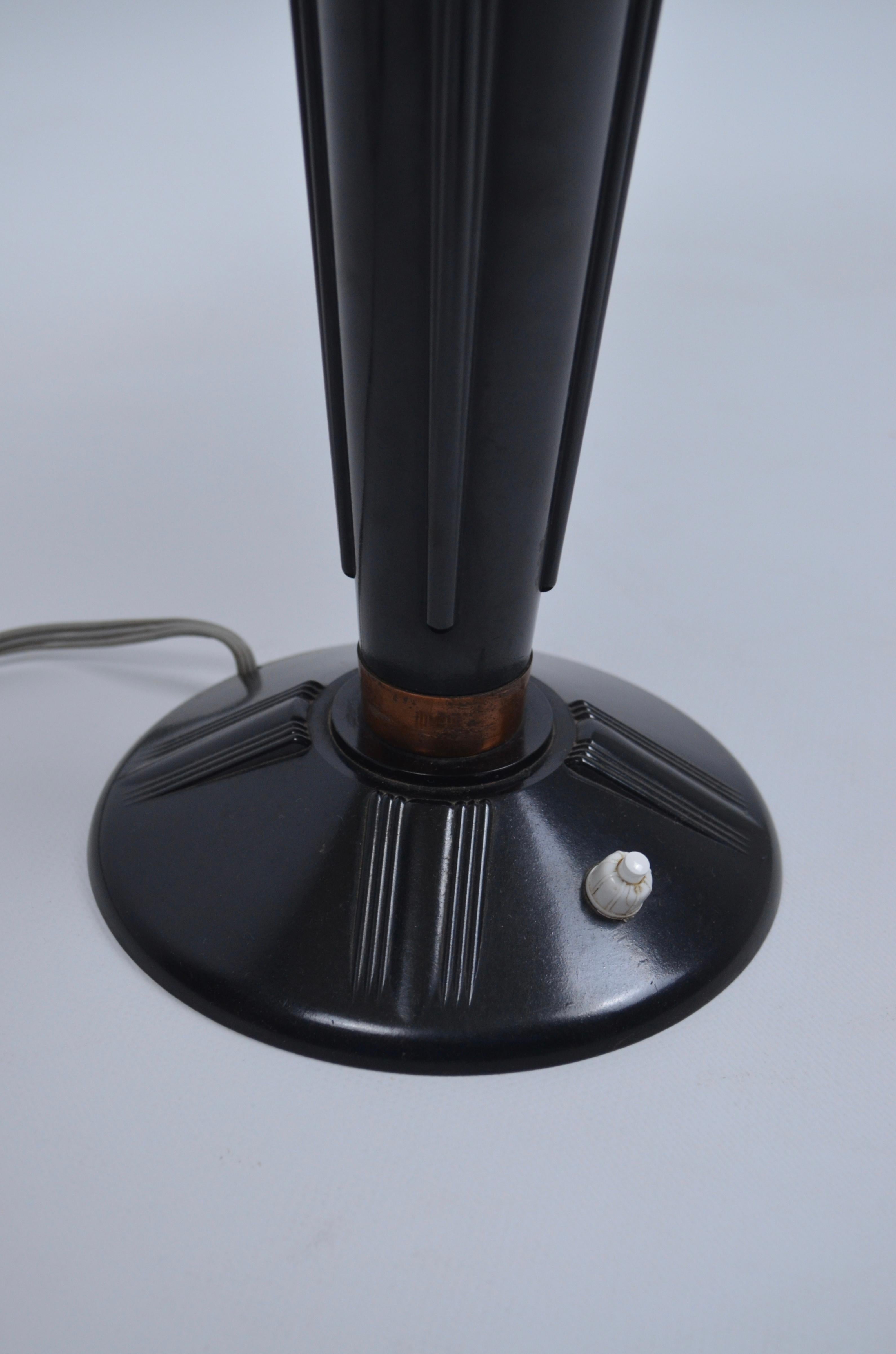 Bakelite lamp, model 320, Jumo brand, France, 1940s In Good Condition For Sale In Marinha Grande, PT