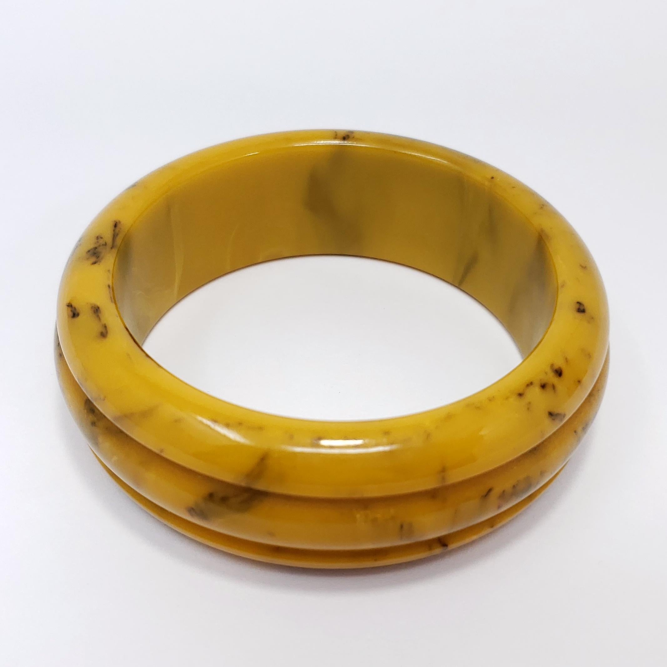 Un gros bracelet vintage en bakélite ! Bracelet sculpté dans des couleurs marbrées jaune caramel. 

Hauteur : 2,5 cm
Diamètre intérieur : 6,4 cm
