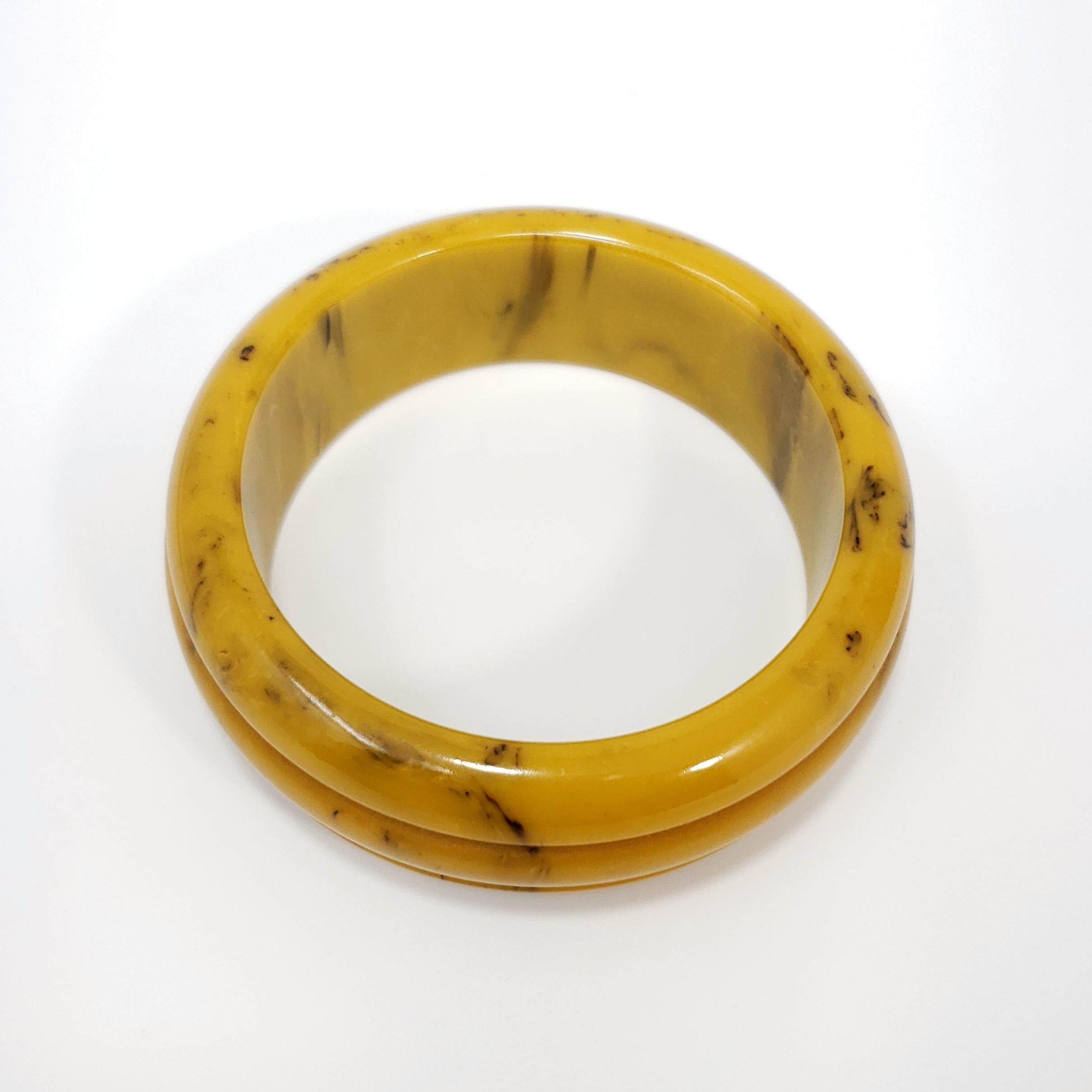 Bracelet jonc sculpté vintage jaune caramel marbré bakélite Bon état - En vente à Milford, DE