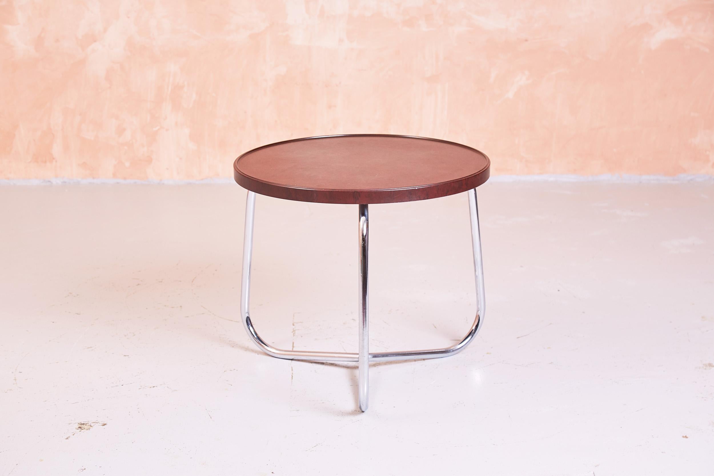 British bakelite topped side table with chrome steel base.
Produced in the 1940s, this modernist design was manufactured by Airborne Furniture.
 