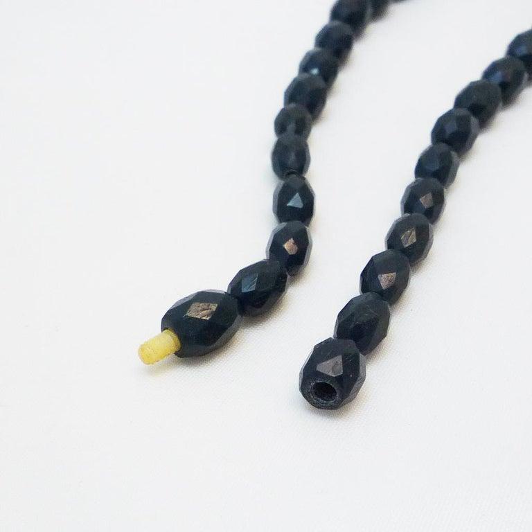 Halskette aus Bakelit mit fackelförmigem Schliff für Damen oder Herren im Angebot