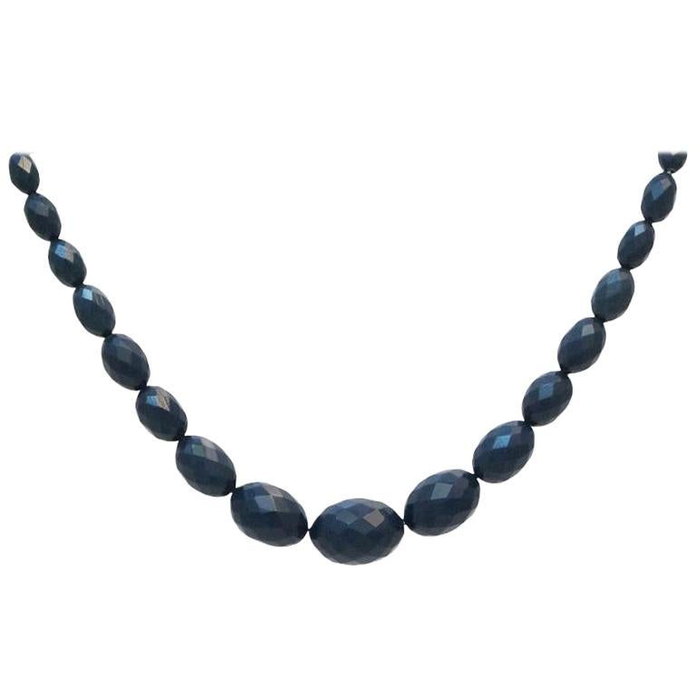 Collier en bakélite avec découpe en forme de faccette