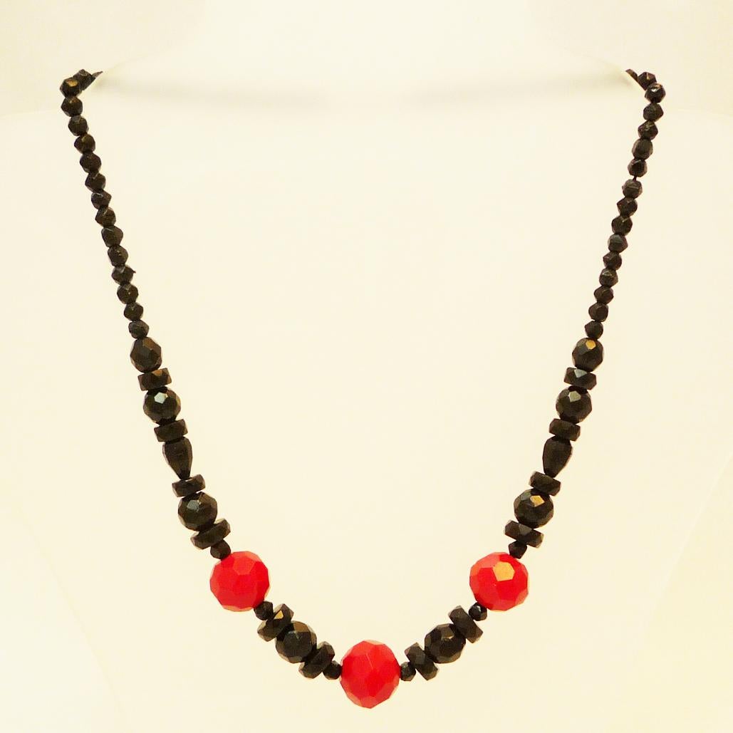 Bakelite necklace with facetted beads, gradient, Art Deco, France around 1920 in red and black.
A classic example of how jewellery was thought in the new world after the first world war, it is the form alone that adorns a woman. The renunciation of